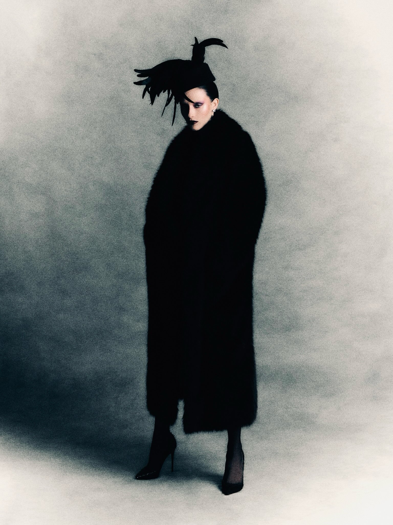 #TheModelsIssue #FallCollections - Una modelo es alguien que sabe desenvolverse, crear historias y trabajar en equipo; cualidades que hemos encontrado en @reginaportilla desde que comenzamos a trabajar con ella en 2022. En pocos años, se ha consolidado como una de las nuevas promesas de la moda en México, desarrollando su carrera entre Guadalajara, Ciudad de México y el extranjero. Su versatilidad, capacidad de adaptación y forma de entender cada proyecto la convierten, para nosotros, en una representante de una nueva generación que está ampliando las posibilidades de lo que significa dedicarse al modelaje en la actualidad.
Foto @diegosotomayoor
Modelo @reginaportilla @capitalmodel en @ysl / @edhergin
Estilismo @valadezalvaro
Beauty @gugo.beauty
Dirección @gabrielvaldezfelix @hauntedcreativestudio
Foro @thenookmexico
Asistente Foto @tanser_studio
#HauntedMag
