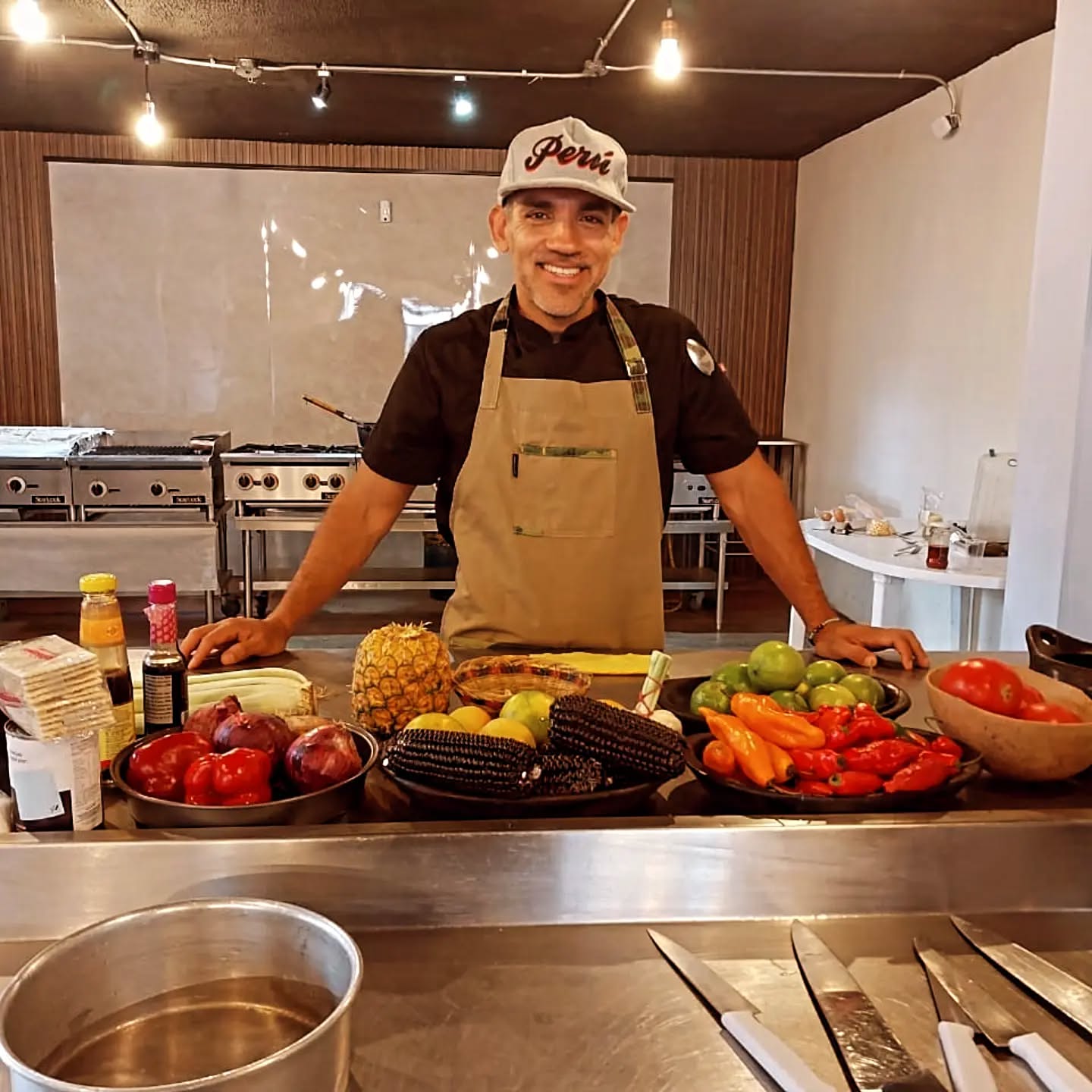 Infinitas gracias al chef Juan Ramón y a cada uno de los asistentes por acompañarnos en este hermoso curso de cocina peruana tradicional. Fue un espacio lleno de aprendizaje, sabores inolvidables y mucho cariño compartido. Nos llevamos grandes recuerdos y el corazón lleno de gratitud. #cocinaperuana🇵🇪