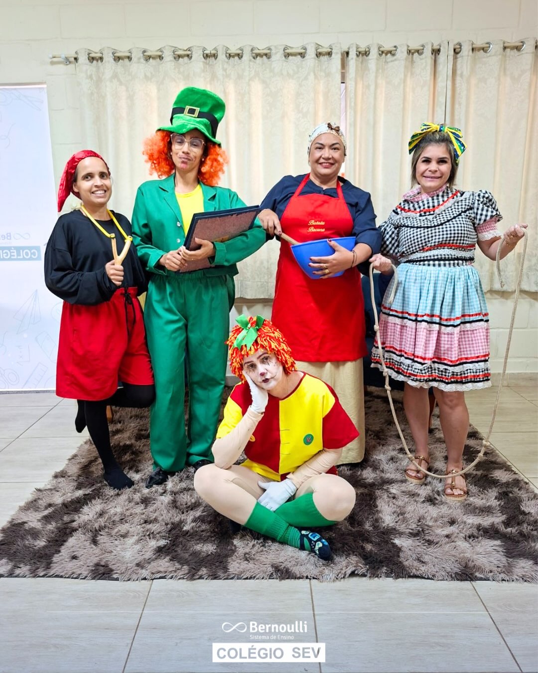 Hoje foi dia de mergulhar na magia do nosso Folclore Brasileiro!
Por meio do teatro “O Mistério dos Bolinhos de Chuva”, nossos alunos viveram uma experiência cheia de imaginação, curiosidade e encantamento, conhecendo um pouco mais das histórias, personagens e tradições que fazem parte da nossa cultura.
22 de agosto | Dia do Folclore
Colégio SEV