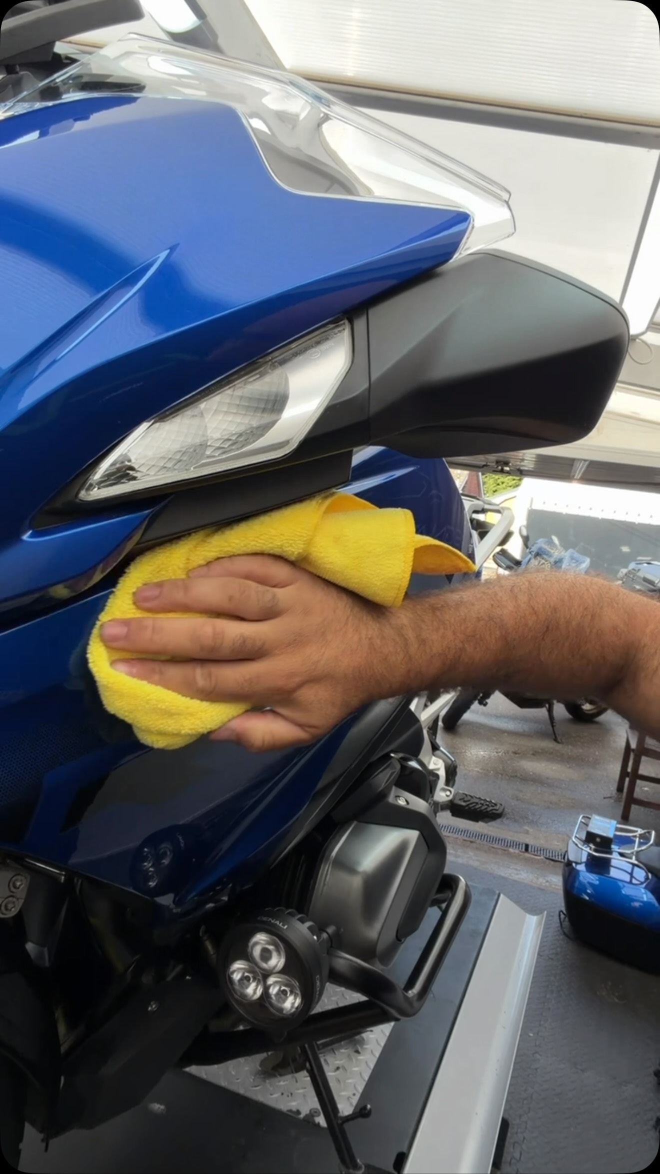 Oooooosh just look at that slick shine!
Preparing this R1250RT for its 4 year ceramic coating!