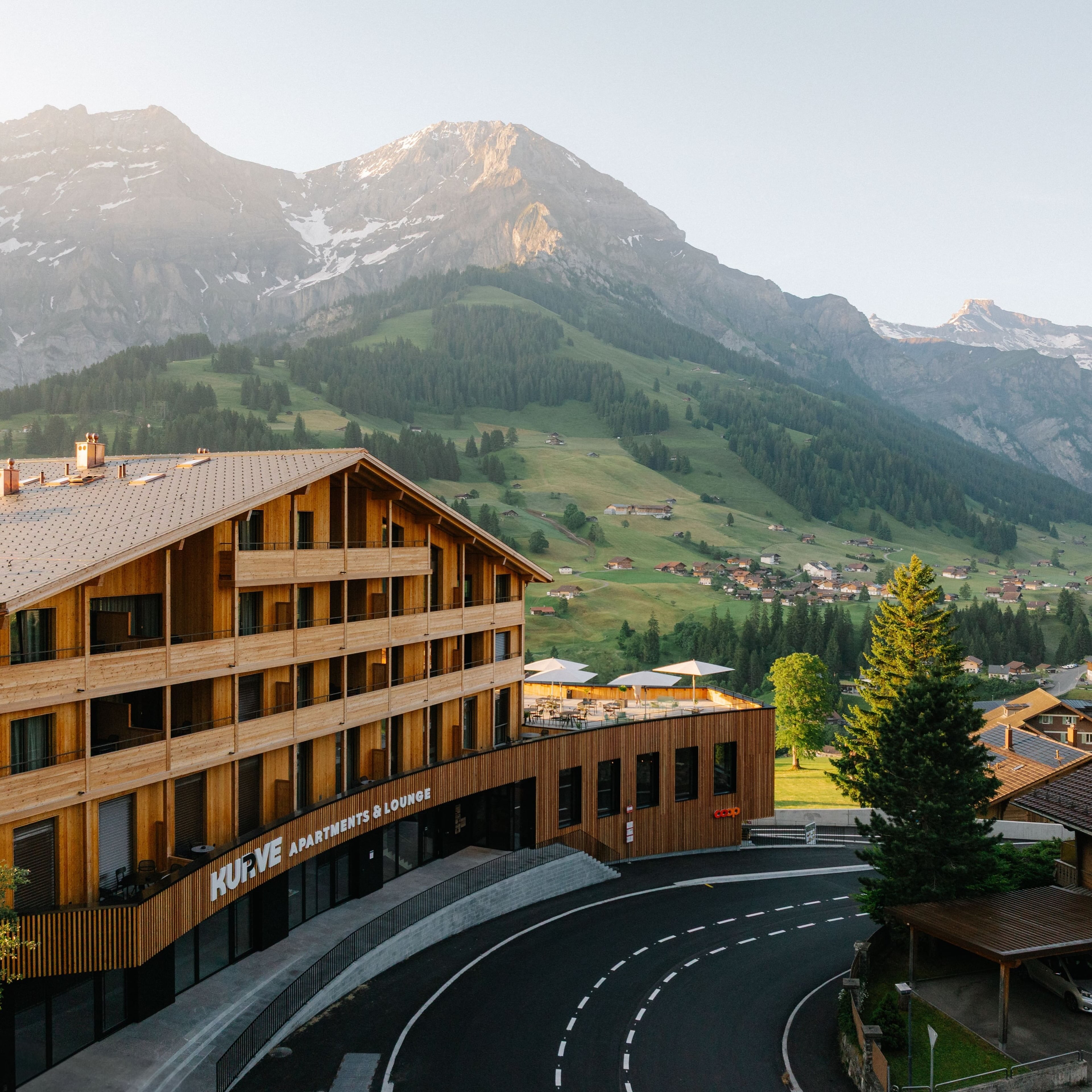 Neuer PR-Kunde: @kurve.adelboden
KURVE - das designorientierte Lifestyle-Basecamp in Adelboden⛰️
Wir freuen uns sehr, in den kommenden Monaten KURVE Apartments & Lounge bei der PR-Arbeit unterstützen zu dürfen.
Bei unserem Besuch vor Ort waren wir nicht nur von der KURVE begeistert, sondern auch von der wunderschönen Szenerie, dem Freizeitangebot und den herzlichen Adelbodnerinnen und Adelbodnern.
38 Serviced Apartments im Design von @andrinschweizercompany (SRF «Happy Day»), Self-Check-in, hauseigener Coop-Supermarkt und eine Lounge mit Bergblick: KURVE verbindet Hotelkomfort mit der Freiheit eines Apartments, mitten im Berner Oberland.
Dabei versteht sich KURVE nicht nur als Zuhause auf Zeit für Gäste, sondern auch als Treffpunkt für die Einheimischen: ein Ort für Kultur, Austausch und «Dorfen*», wo sich Adelbodnerinnen und Adelbodner ebenso wohlfühlen wie Gäste von auswärts.
In den kommenden Monaten begleiten wir KURVE mit gezielter Medienarbeit und sorgen dafür, dass dieses besondere Basecamp die Aufmerksamkeit bekommt, die es verdient.
Wir freuen uns auf die Zusammenarbeit und danken für das Vertrauen.
* ugs. für Apéro trinken