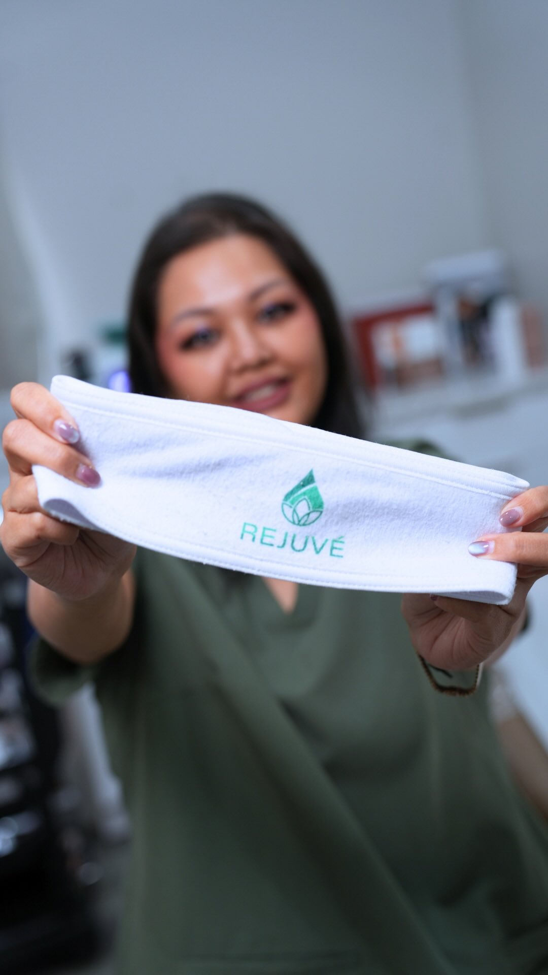 “My skin is going to peel off my face.” 😳 That’s the #1 thing we hear before a chemical peel, and it’s time to set the record straight.
Here’s the reality: peeling looks different for everyone. Some clients see visible flaking, others just get a little dry or tight; either way, it’s your skin shedding the old to reveal what’s underneath. 🌿
Recovery is easier than you think: gentle cleanser, SPF, and letting your skin do its thing for a few days. That’s it.
The payoff? Smoother texture, brighter tone, and a noticeable glow that keeps getting better as your skin renews itself.
Ready to see what a peel can do for you? Our Peel Series are designed to deliver real results without the guesswork, and our team walks you through every step so you know exactly what to expect. 💛
Book your consult and let’s talk about which peel is right for your skin.
#hawaiiaesthetic #medspahonolulu #hawaiimedspa #hawaiiesthetician