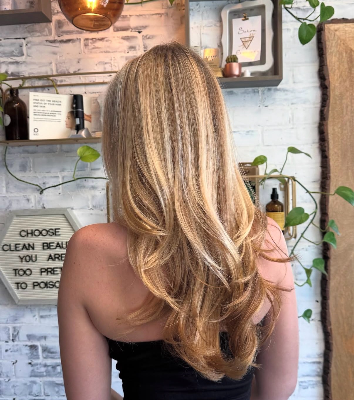 ✨ A little face frame goes a long way ✨
Strategically placed foils to brighten around the face while keeping all that gorgeous warmth + dimension throughout. ☀️
Sometimes you don’t need a full blonding session — just a little refresh in all the right places. ✨
#FaceFrame #FaceFramingHighlights #DimensionalBlonde #WarmBlonde #LivedInBlonde