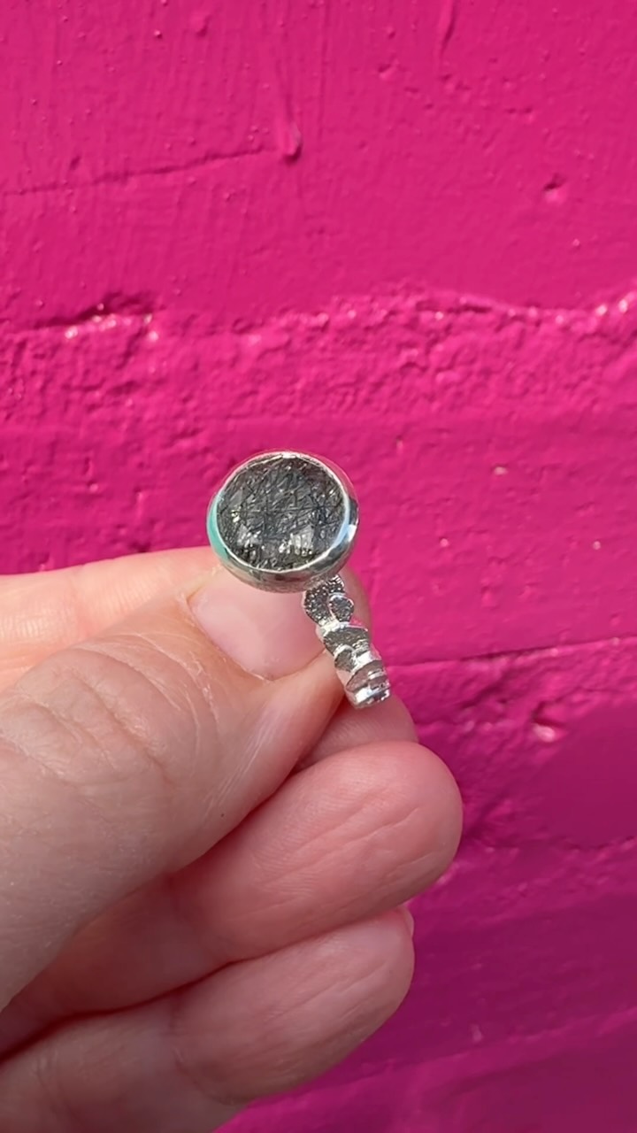Today we had a fabulous delivery of jewellery from @leomadrew including these 4 stunning sparkly rings - featuring Druzzy quartz stones and a Tourmalinated quartz stone 😍😍
#jewellery #contemporaryjewellery #silverring #handmade #frannyandfiler