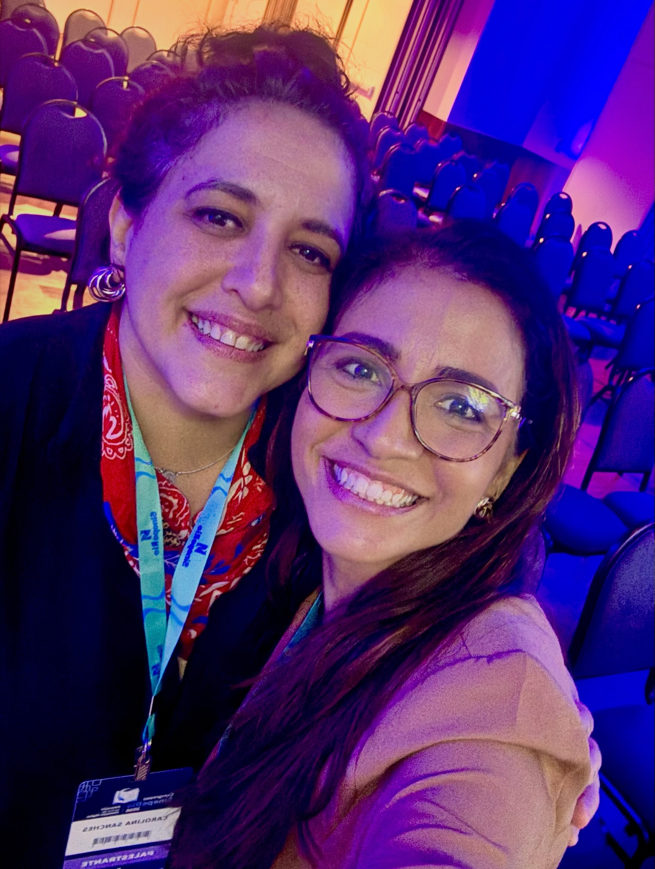 Quanto aprendi ontem com a @carolinasanches , no SinepeRio. Palestra dinâmica, leve e super embasada. Sai com a cabeça fervilhando de ideias para minha pesquisa no doutorado.
Que prazer conhecer você pessoalmente, Carolina! Bem que o @ricardoadsleite falou: A Carol é incrível.
Ainda garanti o autógrafo para o Pedro. 🥰
Adorei!