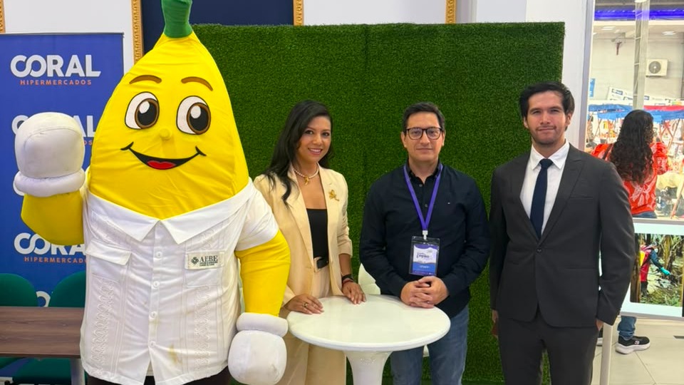 En AEBE creemos en el talento ecuatoriano y en las oportunidades que genera nuestro sector. Por eso, participamos en la Feria Encuentra Empleo Guayaquil, un espacio que reunió a profesionales y empresas para acercar el talento a nuevas oportunidades laborales.
Durante la jornada, compartimos información sobre el trabajo que impulsamos desde AEBE y sobre las oportunidades que ofrece el sector bananero ecuatoriano. Además, contamos con la participación de nuestros socios @agrorum, @fitosansa y @contecongye, quienes también estuvieron presentes acercando sus oportunidades laborales a los asistentes.
La jornada también nos permitió compartir con @cynthiagellibertec, ministra de Trabajo @ministrabajoecuador; @juanfraroman87, viceministro de Trabajo; y @mtolozanol, vicerrectora de @itb_ec, fortaleciendo el diálogo entre el sector productivo, las autoridades y la academia en torno a la generación de empleo y oportunidades para el talento ecuatoriano.