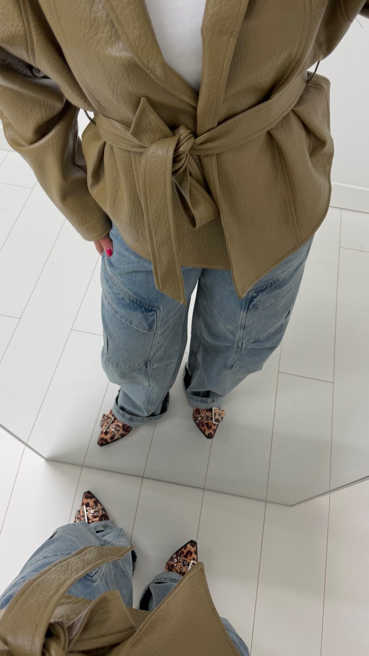 Behind the scenes of what we’re working on… 👀
Druk bezig met de voorbereidingen voor onze nieuwe collectie, maar ook met het inrichten van jawel… onze eigen fotostudio 🤗💗
#photostudio #newcollection #fallcolors #autumniscoming #outfitinspiration