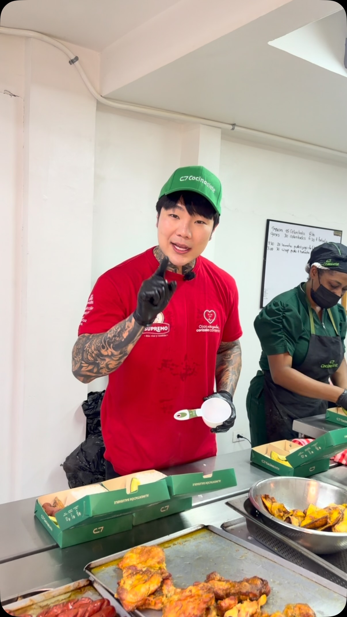 Seguimos la labor!🥹Esta vez recibimos un invitado muy especial en cocina siete, @zionhwang_ que nos ayudó a servir y a entregar muchos almuercitos a las personas que más nos necesitan💚🙏🏻