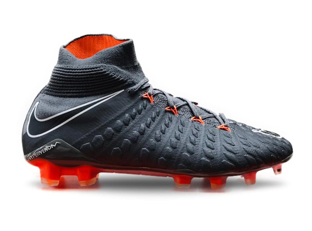 WE TRACK WHAT SELLS. WE TRACK WHAT RISES. At Bootsfinder we monitor resale trends and identify boots that appreciate - limited runs, player links, and pristine condition drive value. Example: the Hypervenom 3 rose 45% in 2 months on our marketplace. Want research-backed picks? www.bootsfinder.co.uk 👟📈 #BootInvesting #CollectorCommunity #Bootsfinder #ResaleTrends. Check the site and start tracking your next pick.