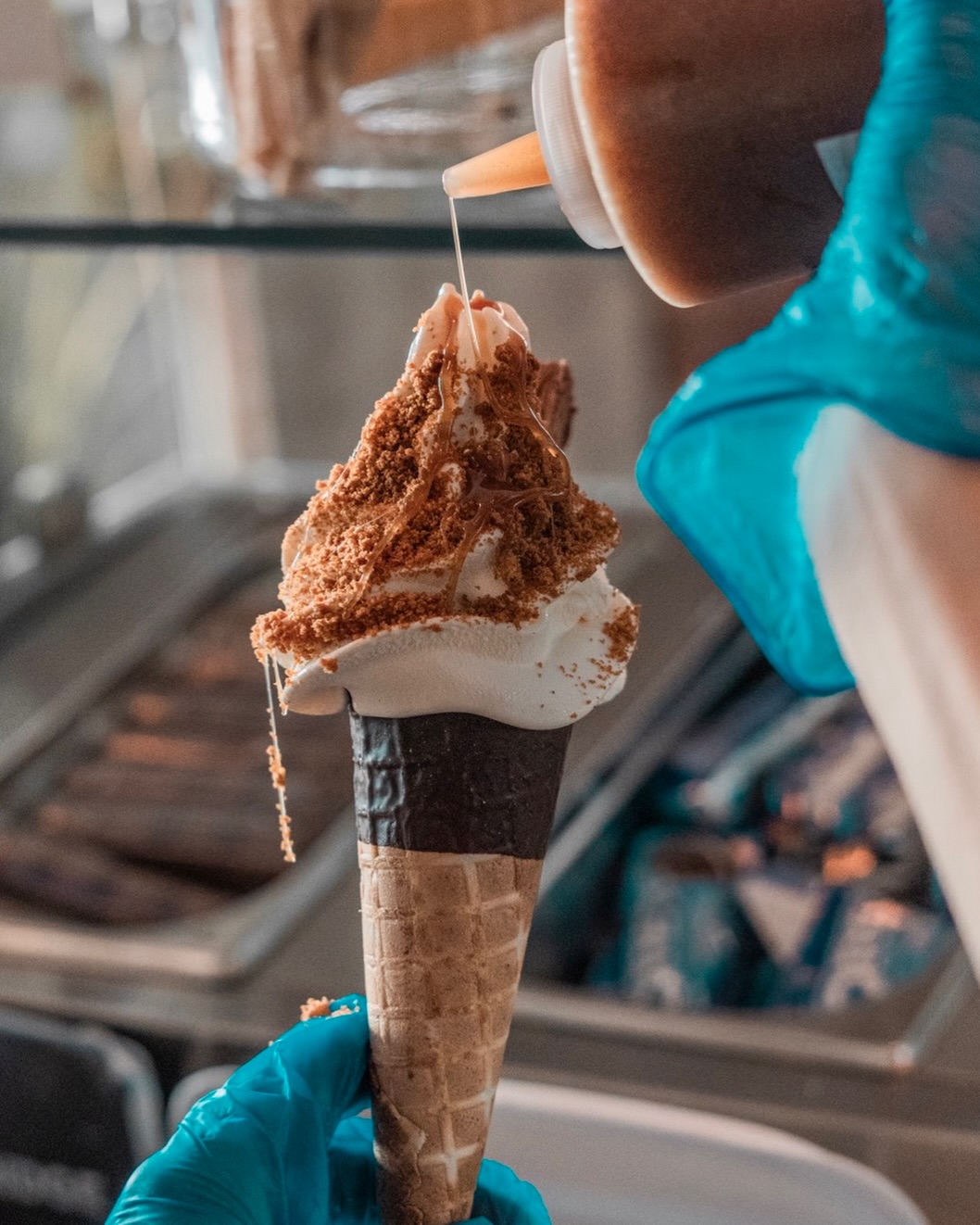“Just a cone” doesn’t exist around here 😮💨
Soft serve piled high, covered in biscuit crumb and finished with a generous drizzle.
Go on treat yourself properly 🍦