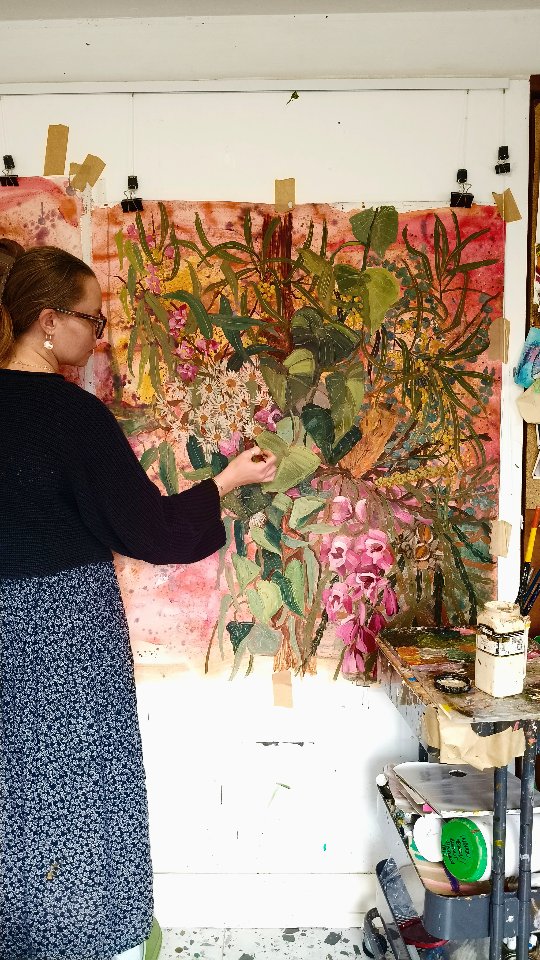Currently working on.. this interesting combination of flowering gum, banksias, orchids, flannel flowers, silver dollar and wattle 🌿
Approximately 93x103cm once framed!
Designed for the Sydney Affordable Art Fair in November