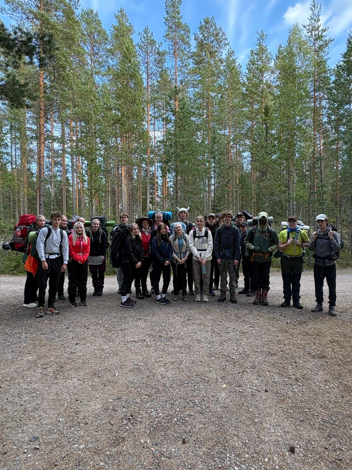 Lukion retkeilykurssi huipentui Torstaista-Lauantaihin järjestettyyn vaellukseen Seitsemisen kansallispuistoon. Seitsemisessä kävelyn lisäksi... ->
Katseltiin upeita maisemia ⛰️
Tehtiin ruokaa retkikeittimillä🍴
Letitettiin hiuksia 🎀
Katseltiin lisää upeita maisemia 😍
Oltiin yhdessä 🫶
Tavattiin eläimiä 🐑
Käveltiin (paljon) 🚶🏻♂️
Tavattiin lisää uusia tuttavuuksia 🐸
Ja oltiin vain👌