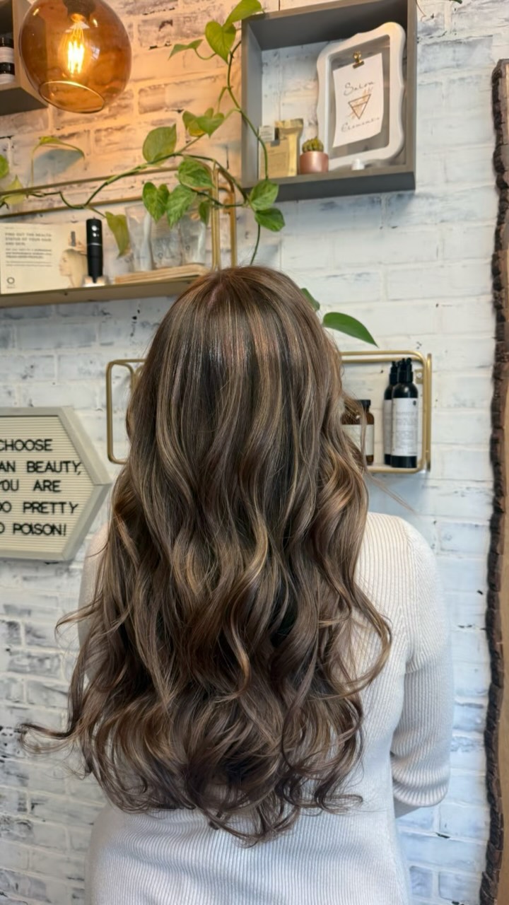 Brunette refresh 🤎✨ Soft babylights for that perfect touch of dimension while keeping her rich brunette base. Subtle, blended, and so glossy 🤎
#BrunetteBabylights #BrunetteRefresh #DimensionalBrunette #BrunetteHair #Babylights HairTransformation StPeteHair StPeteStylist