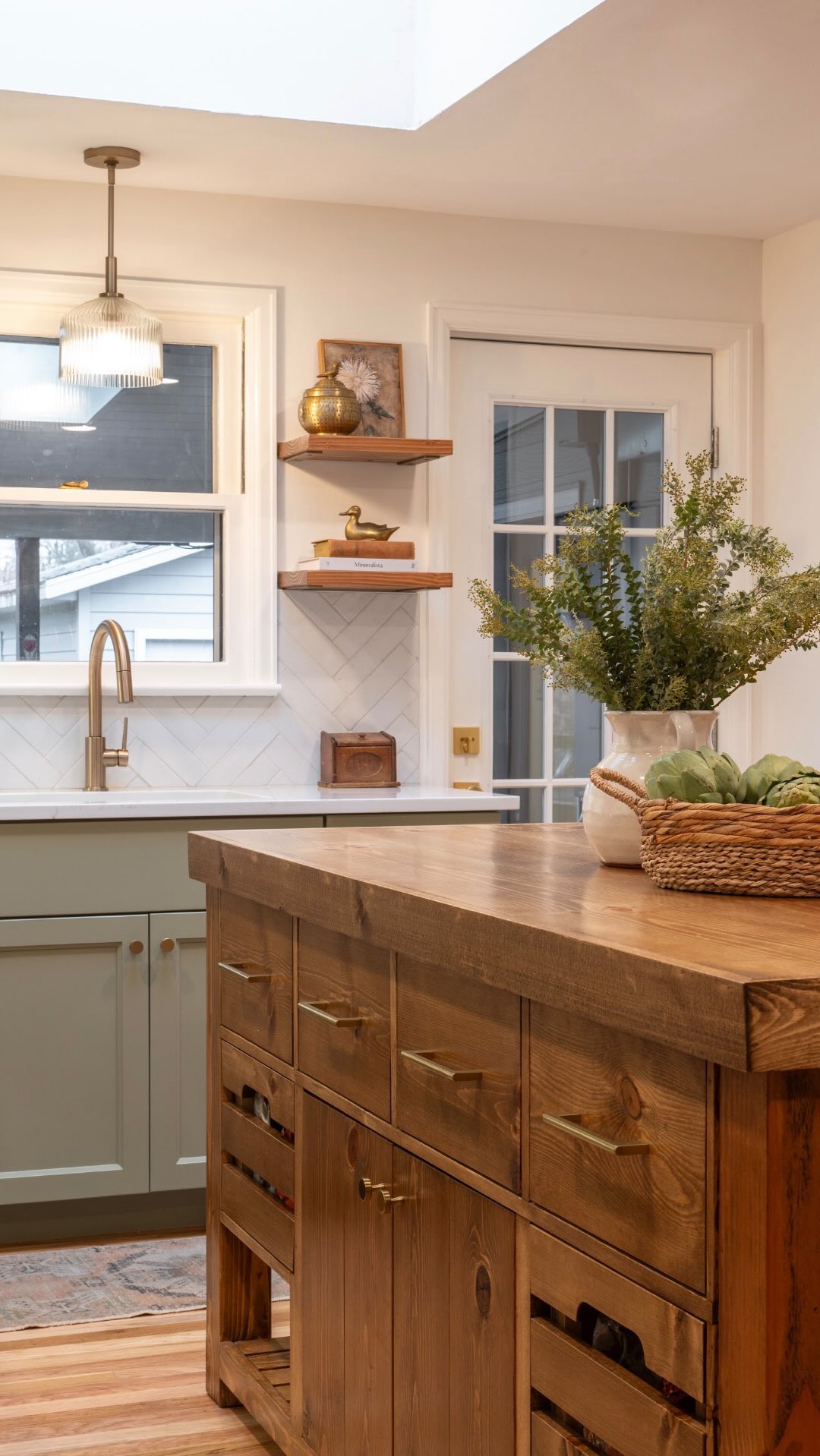 Last week we had the pleasure of visiting one of our projects from a few years ago and I fell in love with this cozy North End kitchen all over again! This remodel brought beauty, warmth, and so much more functionality to our client's home. And you know we love any opportunity for green cabinetry π we're so grateful we get to help wonderful people (like these clients!) update their most special spaces! P.S. Austin and Brendan built that island, I'm still not over that gorgeous piece!
#boisegeneralcontractor #boisegeneralcontractor #northendboise #boise #beforeandafter