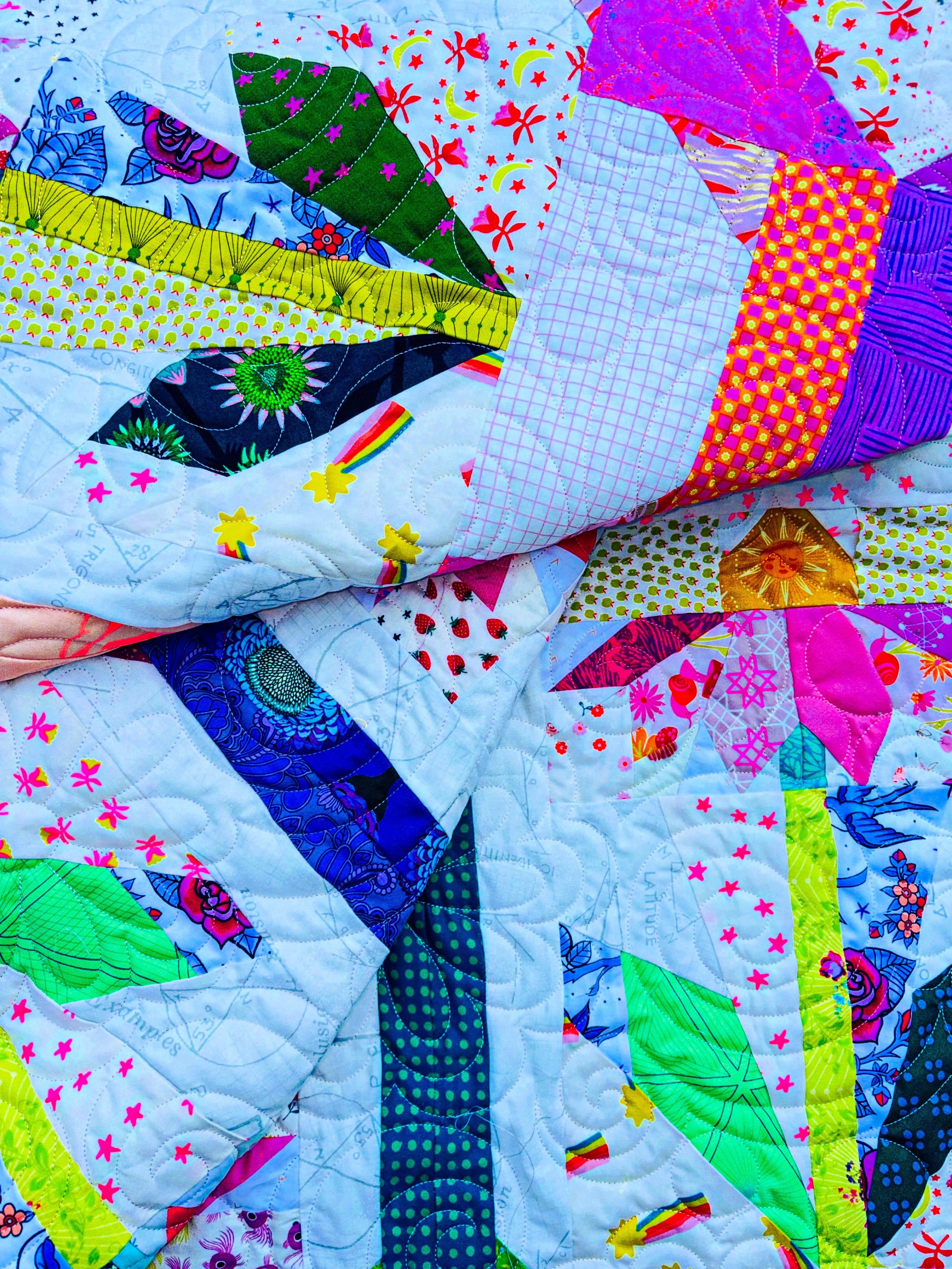 The weather today has been almost as wild as the amount of scraps I used in this quilt!! Fresh off the frame and looking goooood! ❤️🌈
Full reveal coming soon!
#quilt #quilts #quiltersofinstagram #sewtherainbow #quiltsofinstagram