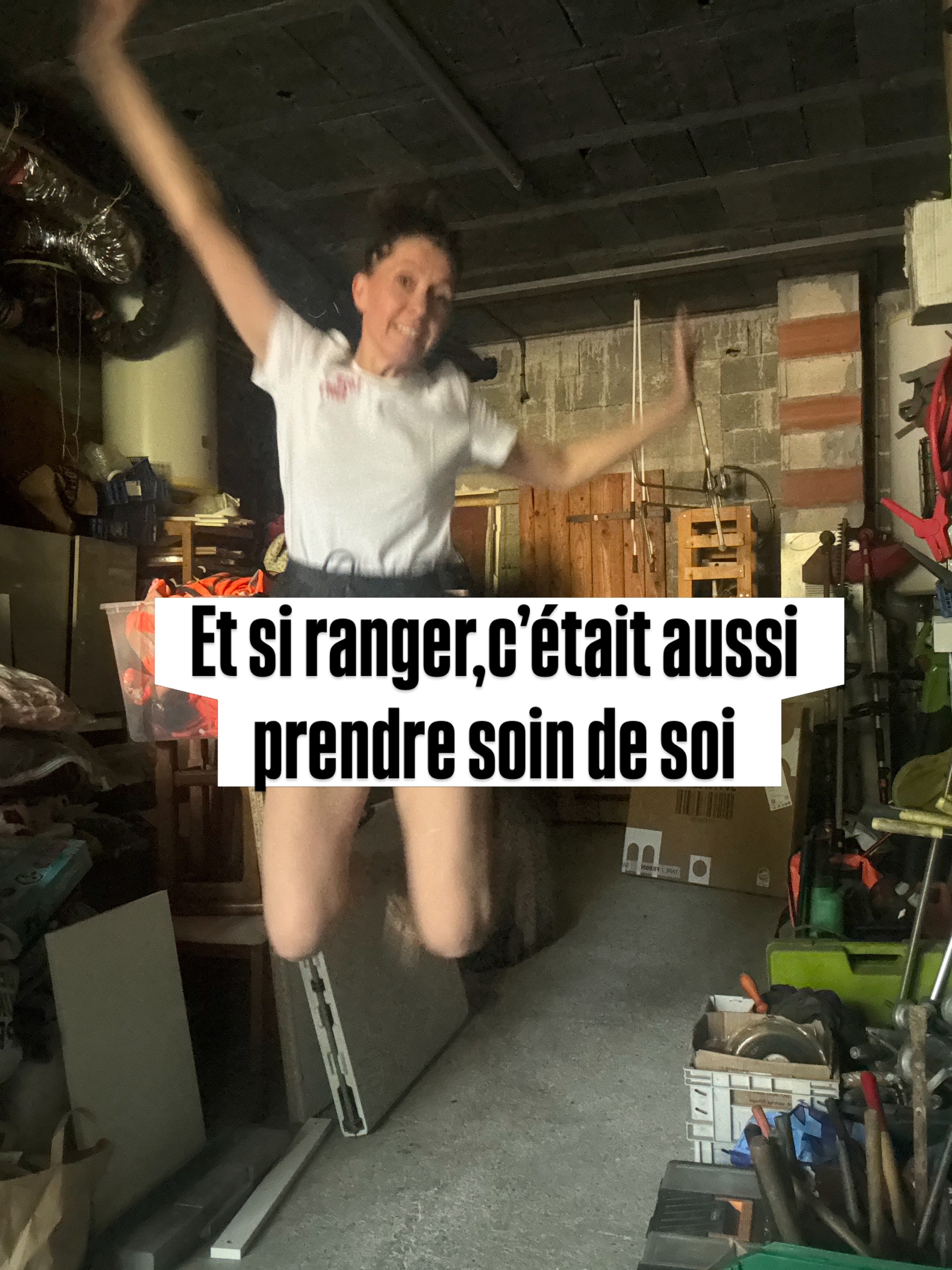 Et si ranger, c’était aussi prendre soin de soi ?
On associe souvent le self-care ( prendre soin de soi ) à un massage, un bon bain, une journée tranquille, un café en terrasse…
Mais moi, il y a autre chose qui me fait un bien fou :
remettre de l’ordre autour de moi.
Bon… je vous vois venir. 😅
Facile à dire quand on est Home Organiser !
Sauf que je n’ai pas toujours été comme ça.
Je suis même une ex-bordélique devenue professionnelle du rangement. Comme quoi, tout arrive. 😂
Et avec les années, j’ai compris quelque chose :
👉 Une maison encombrée, ce n’est pas seulement du bazar qu’on voit.
C’est aussi toutes ces petites choses qui tournent en boucle dans notre tête :
« Il faudrait que je trie ça. »
« Il faut vraiment que je m’occupe de ce placard. »
« Je ne retrouve encore plus ce truc. »
« Il faut que je range avant que quelqu’un passe. »
Bref… du bruit visuel qui devient du bruit mental, même quand tout est caché dans le garage!
Alors non, je ne vais pas vous dire que ranger est toujours une partie de plaisir.
Quand on est fatiguée, débordée ou qu’on ne sait même plus par où commencer, ça peut être tout sauf relaxant !
Mais retrouver une maison dans laquelle on respire, où chaque chose à sa place et où l’on ne passe plus son temps à chercher, déplacer, contourner…
Ça, oui. ❤️
Pour moi, prendre soin de sa maison, ce n’est pas chercher la maison parfaite.
C’est se créer un intérieur qui nous facilite la vie au lieu de nous en rajouter.
Et finalement…
désencombrer sa maison, c’est aussi faire un peu de place dans sa tête.
Et vous, est-ce que vous ressentez cette sensation de légèreté après avoir enfin trié ou rangé un espace qui vous pesait ?
Sandra home organiser passionnée ❤️
#homeorganiser #desencombrement #rangement #organisationmaison bienetrechezsoi