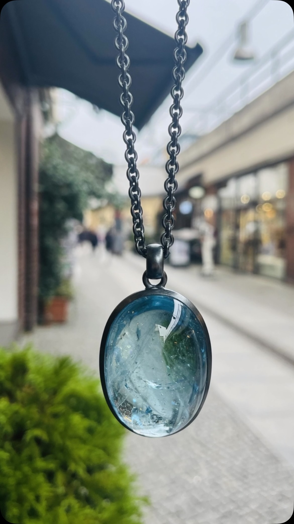 237 Karat pures Meerwasser-Blau. 🌊 Gefasst in geschwärztem Silber zeigt dieses Aquamarin-Unikat im Cabochon-Schliff. Handgefertigt am Berliner Savignyplatz. Echtes Berliner Understatement. 🏙️💎
#goldschmiedeberlin #schmuckberlin #berlincharlottenburg #goldschmiede #edelsteinschmuck