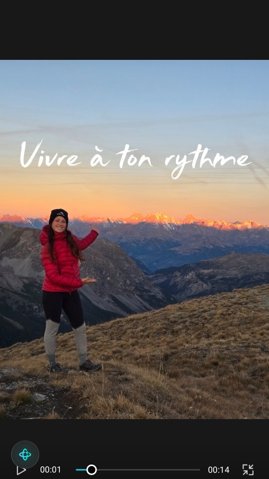 RYTHME.
Et si ton rythme naturel n’était pas celui que l'on t'a appris à vivre ?
Cet été, je me suis levée avec le soleil (parfois un peu avant lui)
J'ai pris le temps de marcher dès le matin.
J'ai lu.
Je me suis couchée tôt.
Et pour une fois je n'étais pas fatiguée ou à côté de mes pompes. Malgré les jours de marche en montagne avec les clients et les cours de fitness.
Puis vient le retour à la "normal" à la maison avec un rythme dit "habituel".
Et je recommence à me coucher tard, scroller, moins marcher, me lever après le soleil, manger tard....
Et je sens immédiatement que quelque chose cloche, que je ne suis pas "bien".
On me dit que c'est parce que je fais "trop de chose" ..
Mouais bof.
Moi je pense simplement que le tempo qui me correspond est dicté par la nature, le soleil et les saisons.