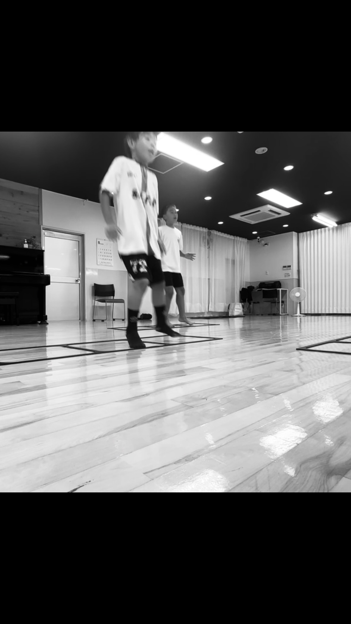 最初はできても、
同じ動きを一定時間続けるのが難しいのは、なぜでしょう?
動きを覚えるだけではなく、
動きを続けるコントロール力も大事です。
できるようになった、その先へ。
身体の使い方が変わると、
動きの質も変わっていく。
#アジリズムトレーニング
#AgiLhythm
