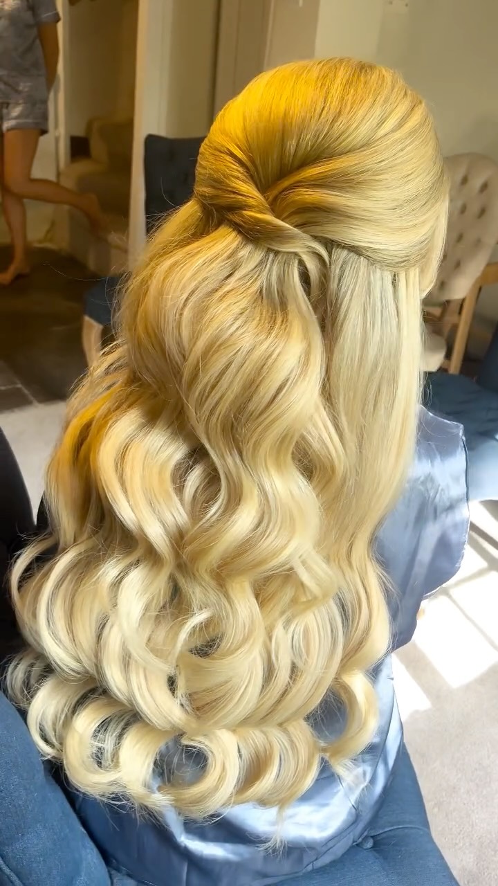 You can’t have hair this gorgeous…. Unless you come with CLEAN dry hair ready for styling. That hasn’t been straightened. To get wow factor waves you need long thick hair which is easier achieved than you think, not months, years of hair growth serums but clip in hair extensions from @cliphairlimited 9/10 Pinterest pics most likely have hair extensions in to add thickness ✨
Classic glam for my beautiful bridesmaid