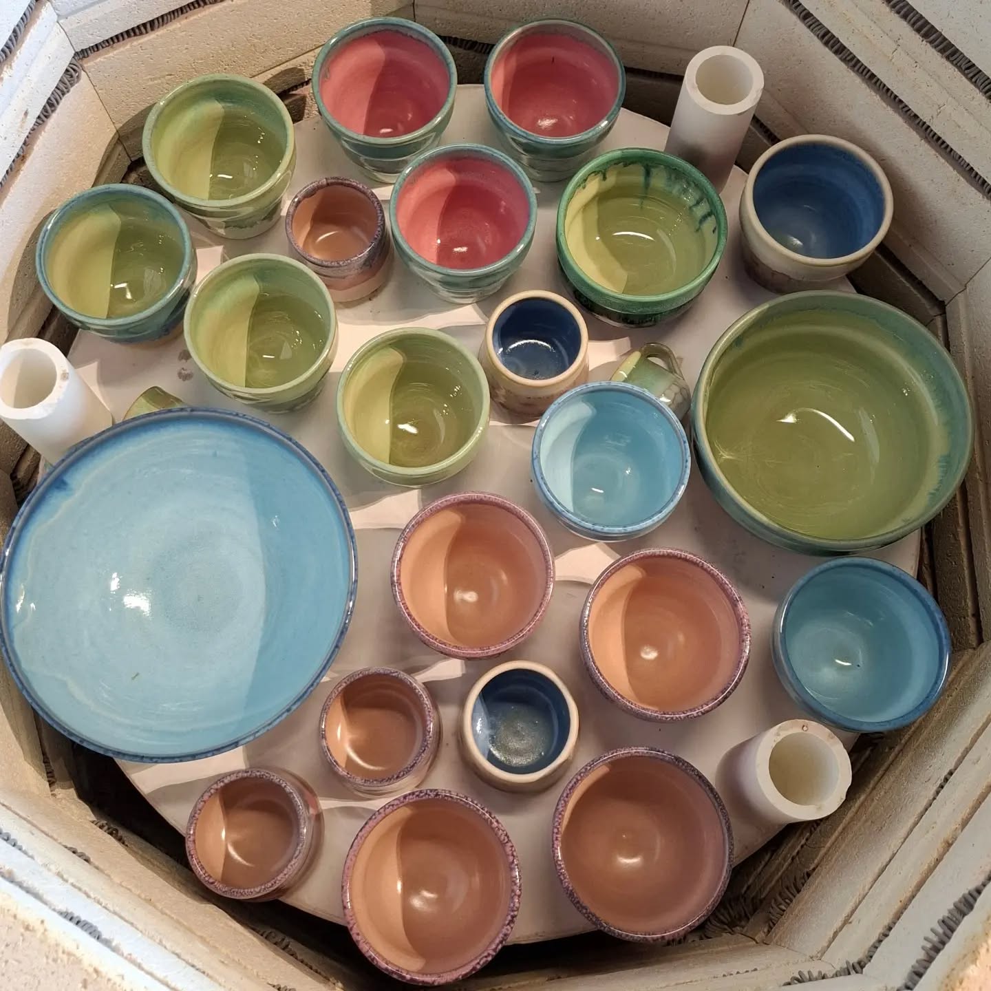 A big drop of photos: still - in - the - kiln, fresh, warm and ready, new glazed items 😁
#freshfromtheoven #newcollection #loveinpottery #ceramiclovers #glazes