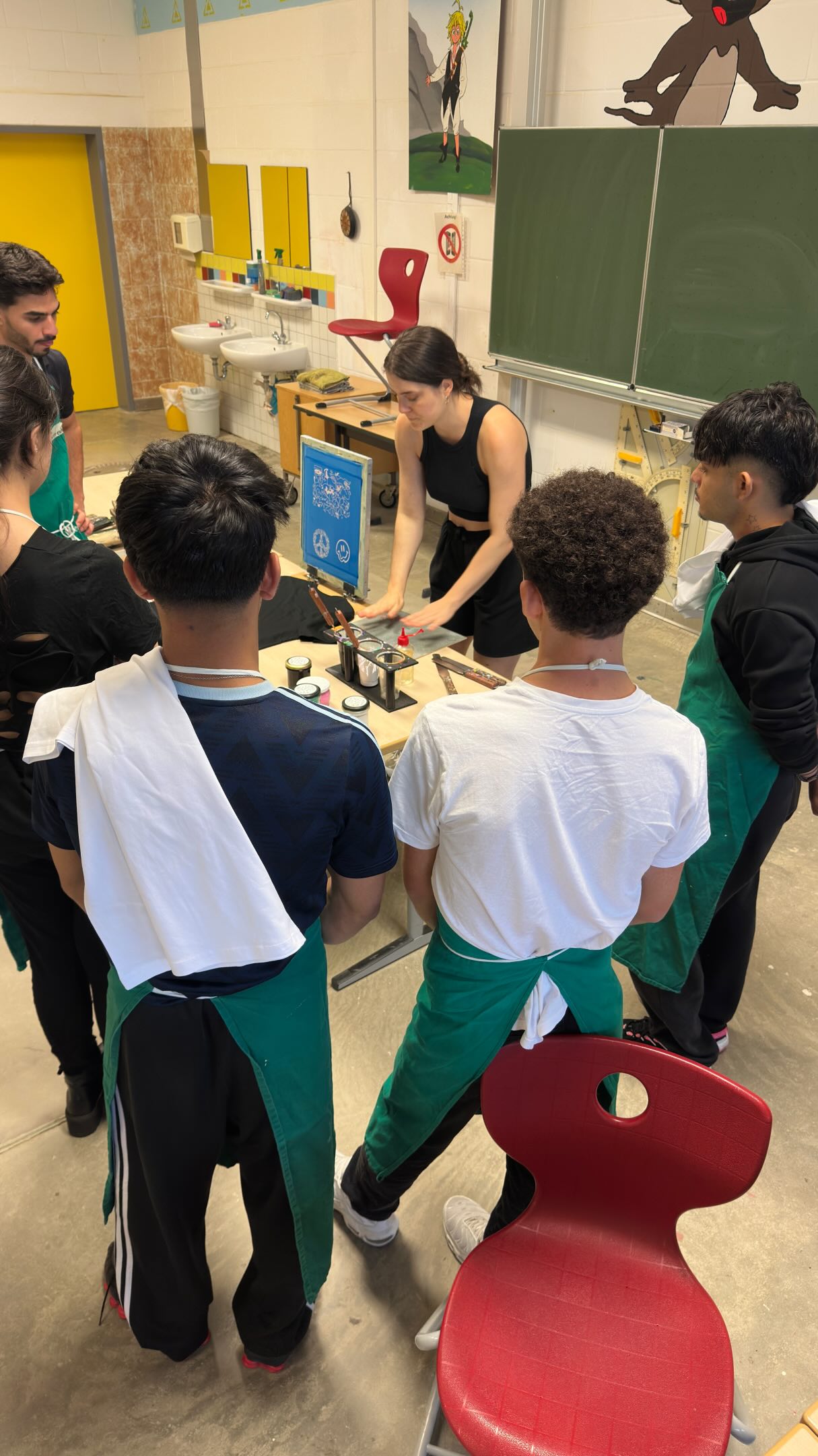 Diese Woche startete die Workshop-Reihe im SBSZ Jena-Göschwitz, wo ich an 6 Terminen mit den angehenden BVJ lern einen kleinen Siebdruck Schnupperkurs leiten darf. Das schöne ist: hier schließt sich der Kreis, denn auch ich habe den ersten Einblick in die Technik in einer Berufsschule, während meines fachlich ausgerichteten Abiturs erhalten können und Jahre später meine Selbstständigkeit darauf aufgebaut. Natürlich versuche ich genau diese Vision weiterzugeben und mit meiner Geschichte zu inspirieren. ✨
Danke @priggegram für deine tatkräftige Unterstützung am ersten Workshoptag. Man sieht mir die Zahnop vom Vortag kaum an oder? 😄
|
#siebdruck #jena #schulkurs #backtotheroots