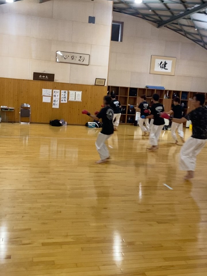 本日稽古!
火曜日同様、帰省中の大学生参加や大人が多数で賑やかな稽古になりました!
人数が多いと盛り上がりますね。
皆んなで刺激しながら頑張りましょう♪
#伝統派
#空手道場
#和気町
#瀬戸町
錬和会
岡山市東区
#赤磐市
瀬戸中学校
佐伯小学校
道場生募集
無料体験
