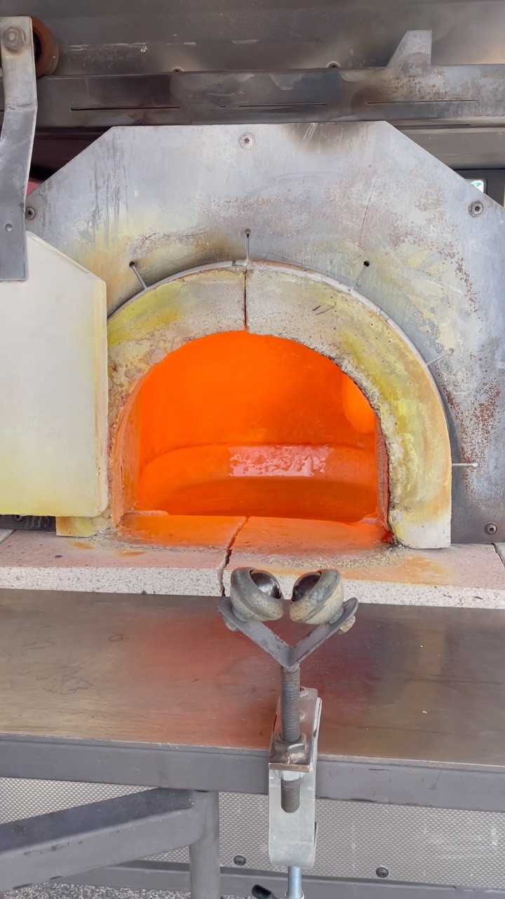 🔥 Fast bereit…
Der Ofen ist beinahe auf Temperatur und die Location steht.
Gleich kann’s losgehen – heute mit Glass on Wheels in Hirschenwies. 🔥
@kristallium
#glassonwheels #glassblowing #glasmacherei #glassart