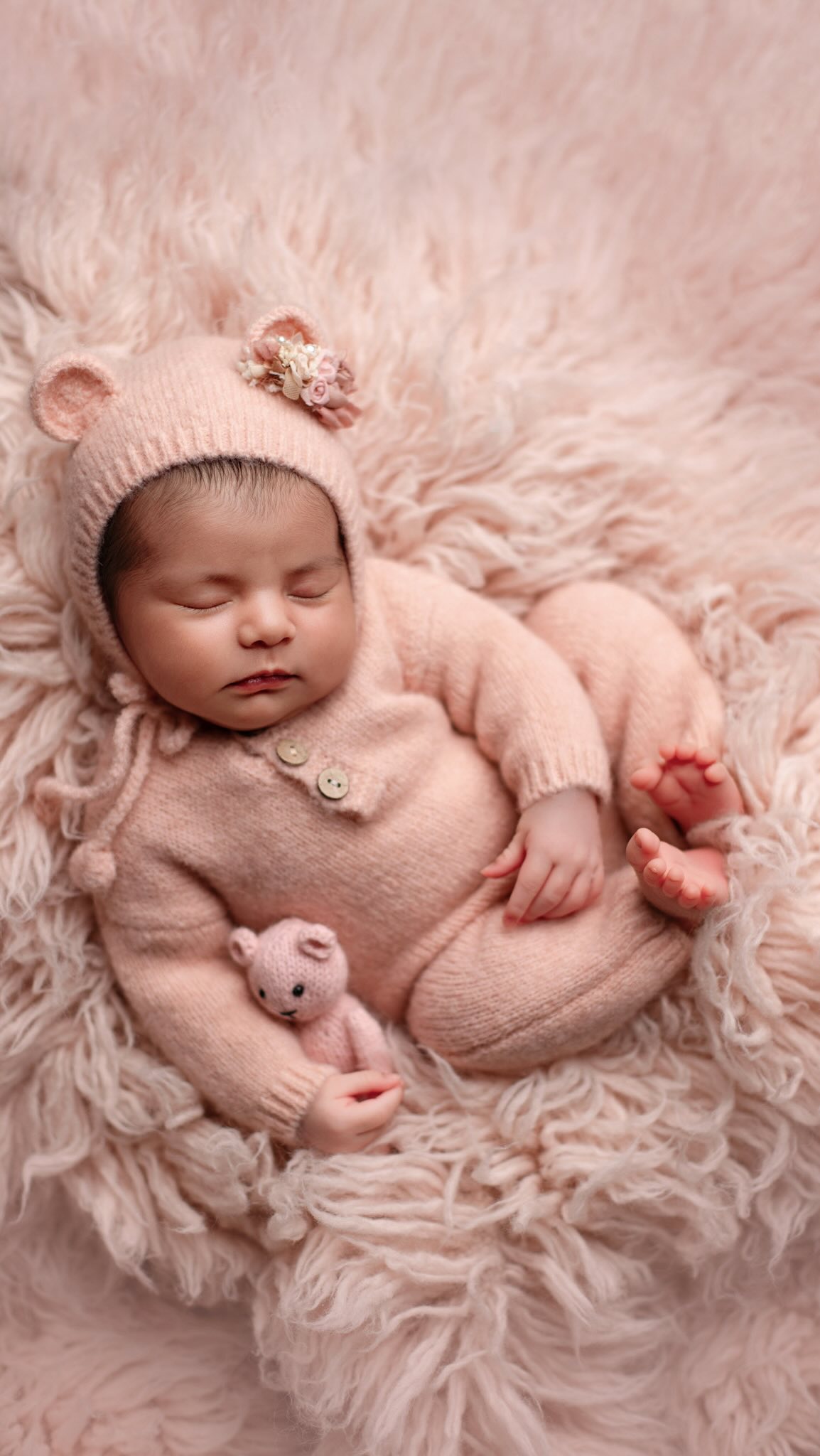 I really love this shot. I do it a lot. I was looking for the finished image from this particular session and found several images that all looked almost the same but different babies. Most of my images are unique to that particular baby and that session. But sometimes if something just works, you do it again and again. #bayareaphotographer #sanjosemoms #sanjosephotographer #bayareanewbornphotographer #sanjosenewbornphotographer