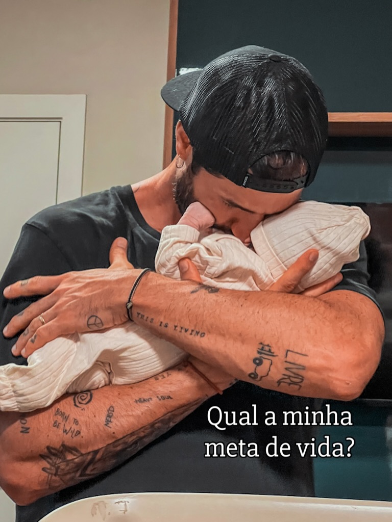 Cresci acreditando que minha meta na vida precisava ser alguma coisa grande.
Um cargo melhor. Mais dinheiro. Mais conquistas. Mais países. Mais alguma coisa.
Até que eu larguei uma carreira que parecia certa e fui viajar pelo mundo.
Depois de anos na estrada, mais de 50 países, milhares de quilômetros e uma vida completamente diferente daquela que eu tinha planejado, comecei a perceber que talvez eu estivesse procurando a coisa errada.
Hoje minha ideia de sucesso ficou muito mais simples.
Quero ter tempo.
Tempo pra minha família.
Tempo pra viajar sem pressa.
Tempo pra estar na natureza.
Tempo pra ver minha filha crescer.
Tempo pra viver histórias que um dia a gente vai sentar e lembrar.
Dinheiro importa. Trabalho importa. Construir coisas importa.
Mas, pra mim, tudo isso só faz sentido se comprar aquilo que é impossível recuperar depois:
tempo de vida.
Hoje acredito que minha meta é justamente essa:
viver várias vidas em uma vida. ❤️
Bora Viver 🙏🏽