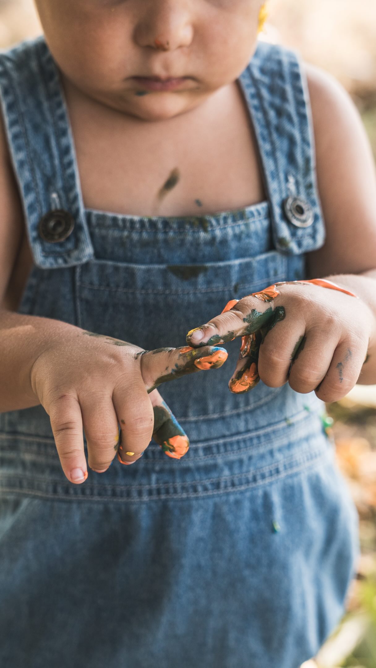 🎨 APRONO LE PRENOTAZIONI DI “RICORDI A COLORI” 🎨
Una Mini Sessione diversa dal solito, pensata solo per i bambini 💚
Pennelli, colori, una tela tutta da dipingere e la libertà di sporcarsi, giocare e creare.
Io farò quello che amo di più: fotografarli mentre succede tutto davvero 📸
Niente pose, niente “stai fermo”, niente perfezione.
Solo manine colorate, risate, concentrazione, pasticci e ricordi veri.
La Mini Sessione nasce insieme a Martina del Parchetto di Meina e si svolgerà proprio lì, in una zona del parco dedicata al laboratorio creativo.
🖼️ E la cosa più bella?
Alla fine la tela sarà vostra e potrete portarla a casa.
Così di quella giornata resteranno due ricordi:
le fotografie e la loro piccola opera d’arte 💚
📅 Sabato 12 settembre 2026
📍 Parchetto di Meina
👶 Dai 1 anno in su
🧸 bimbi che hanno meno di 1 anno con genitore
📸 Mini Sessione fotografica: 50€
🎨 Tela + colori: compresi!
I posti sono limitati e gli appuntamenti durano 30 minuti.
Le prenotazioni sono ufficialmente APERTE! 🎨
👉 Link per prenotare: link in bio / dm / storie
Preparate salopette di jeans, magliette bianche… e soprattutto preparatevi a sporcarvi! 😍
#RicordiAColori #MiniSessioni #MiniSessioneFotografica #FotografaBambini #FotografaFamiglie FotografaLagoMaggiore BambiniFelici RicordiFelici FotografiaDiFamiglia Meina LagoMaggiore Arona Bambini LaboratorioCreativo PeregoSilviaFotografa
