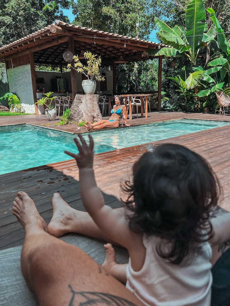 3 dias fora da rotina.
Sem grandes planos. Sem precisar fazer muita coisa.
Só estar ali.
Com a família, com os cachorros, com tempo pra conversar, comer junto, entrar no mar, brincar, não olhar o relógio.
Quanto mais a vida fica corrida, mais eu percebo que estar junto não é a mesma coisa que estar presente.
E talvez uma das coisas mais valiosas que a gente possa dar pra quem ama seja justamente isso:
nossa presença inteira.
No fim, são esses dias aparentemente comuns que viram as memórias que a gente vai querer guardar.
3 dias que pareceram muito mais. ❤️
📍 @mediterraneovilla