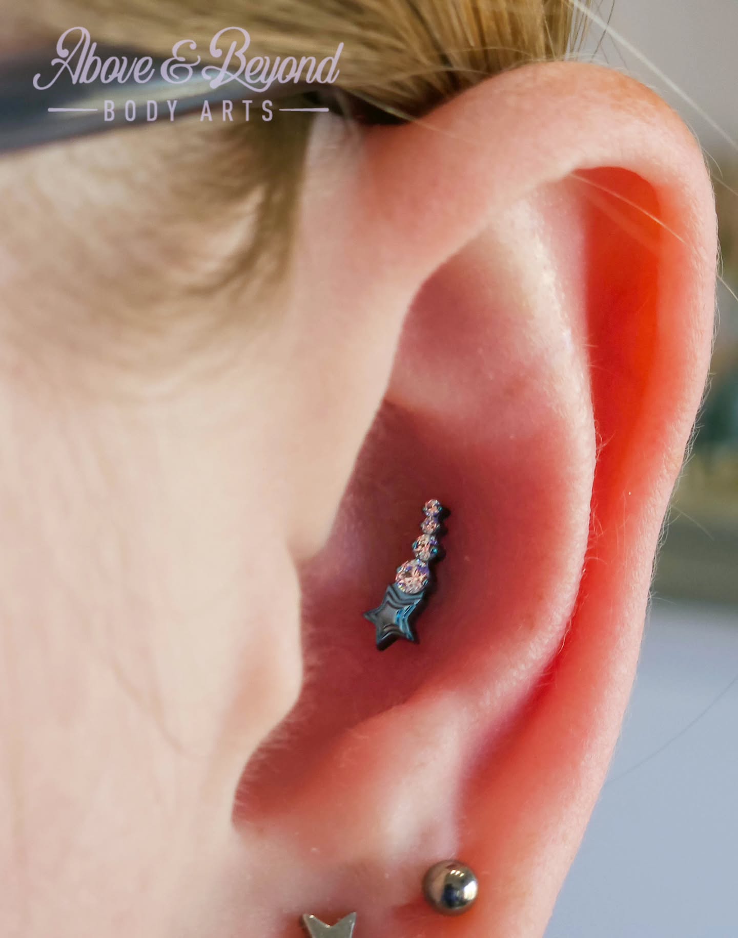 Custom anodized "Cosmic Dust" end from @industrialstrengthbodyjewelry ! The bright blue color of tbe Titanium helps the stars' edges and the white gems really pop for this client's conch piercing.
#conchpiercing #piercing #bodyjewelry #safepiercing #805