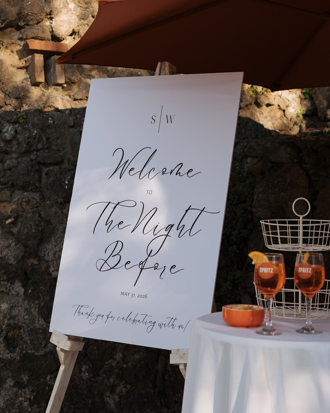 The best gift you can give your guests after days of travel or an intercontinental flight? Pizza, spritz, and golden hour... an Italian-style aperitivo, and don’t say no more.🍸
WP: @noviaweddings
Venue: @villa_parisi
Flowers: @geg_fiorista
Photo: @laurenwildcreative
🍕 @iltipozero
destination wedding italy | intimate wedding italy | wedding italy | bespoke wedding italy | wedding planner italy | matrimonio intimo | events in italy | wedding in Italy | wedding inspiration