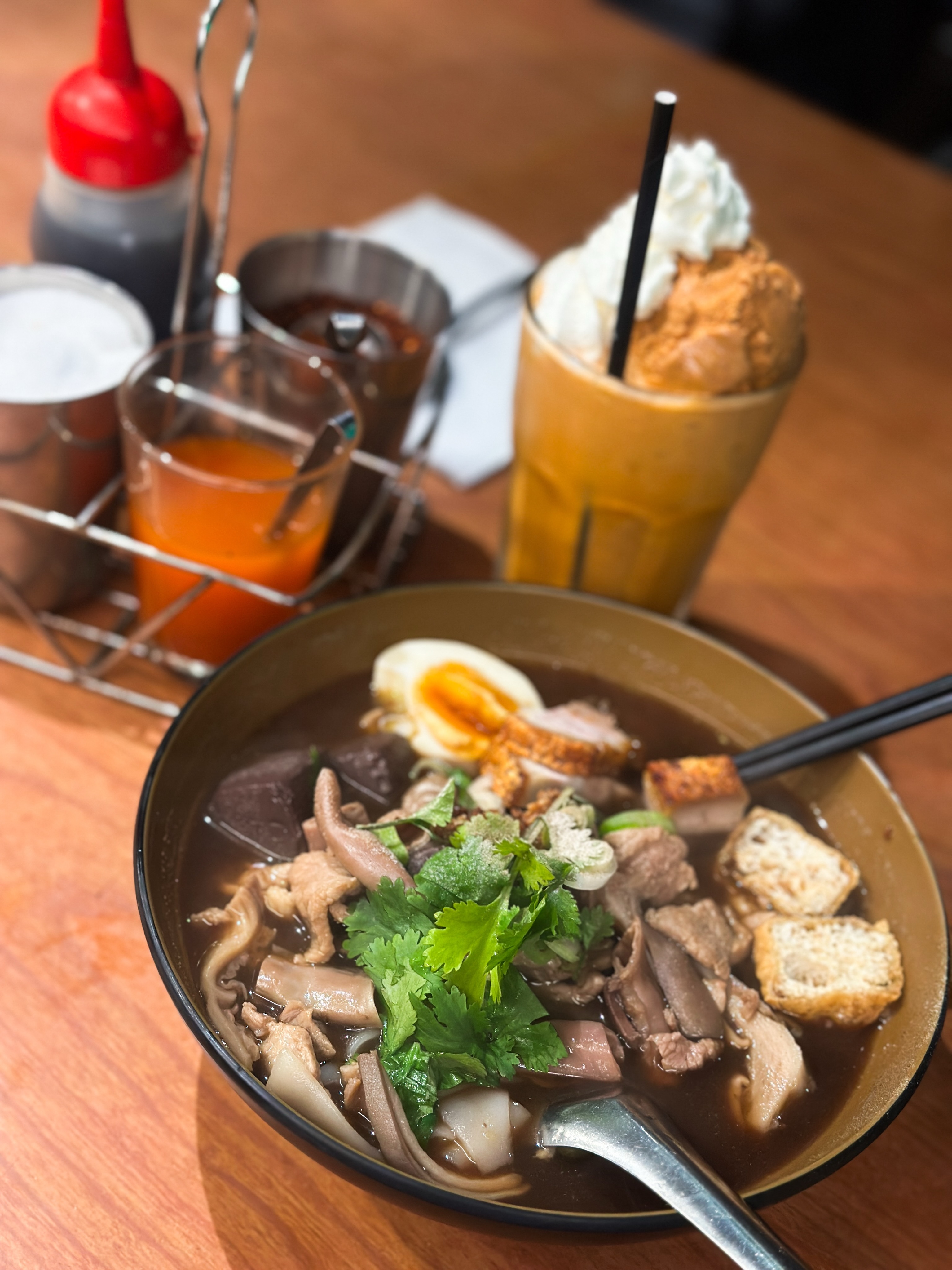 The perfect duo? We think so 👀🍜🧋
A comforting bowl of Guay Jub alongside our Thai Tea Latte, milk tea with shaved ice, Thai tea ice cream and whipped cream.
Something savoury, something sweet, all at Yok Yor ✨