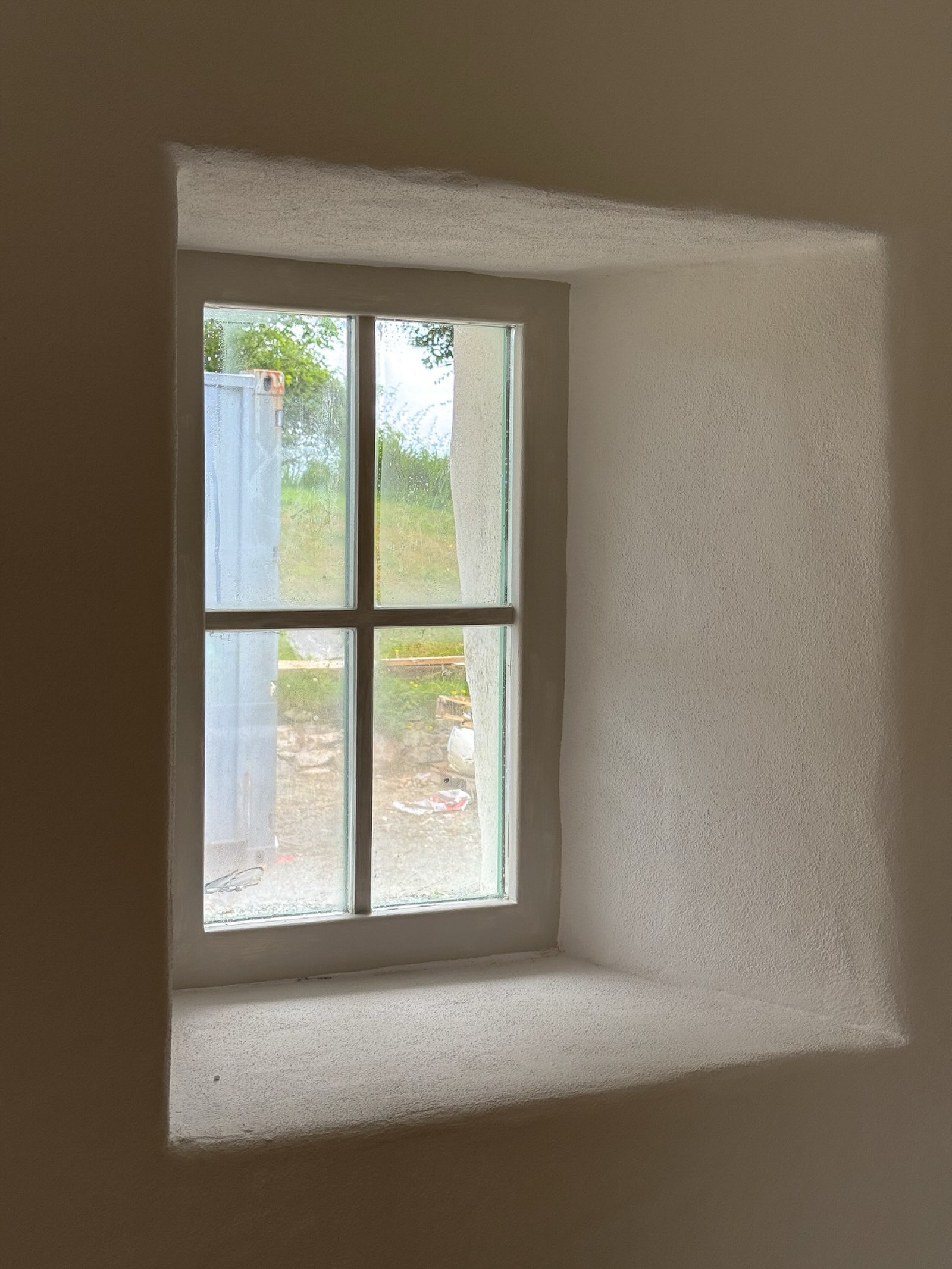 The relationship between opening and enclosure is fundamental to how we experience a building.
Walls create shelter and privacy, while openings bring in light, air and views — but finding the right balance is key.
How much should a building reveal, and what should it conceal?
Read the full journal on our website: allanarc.com