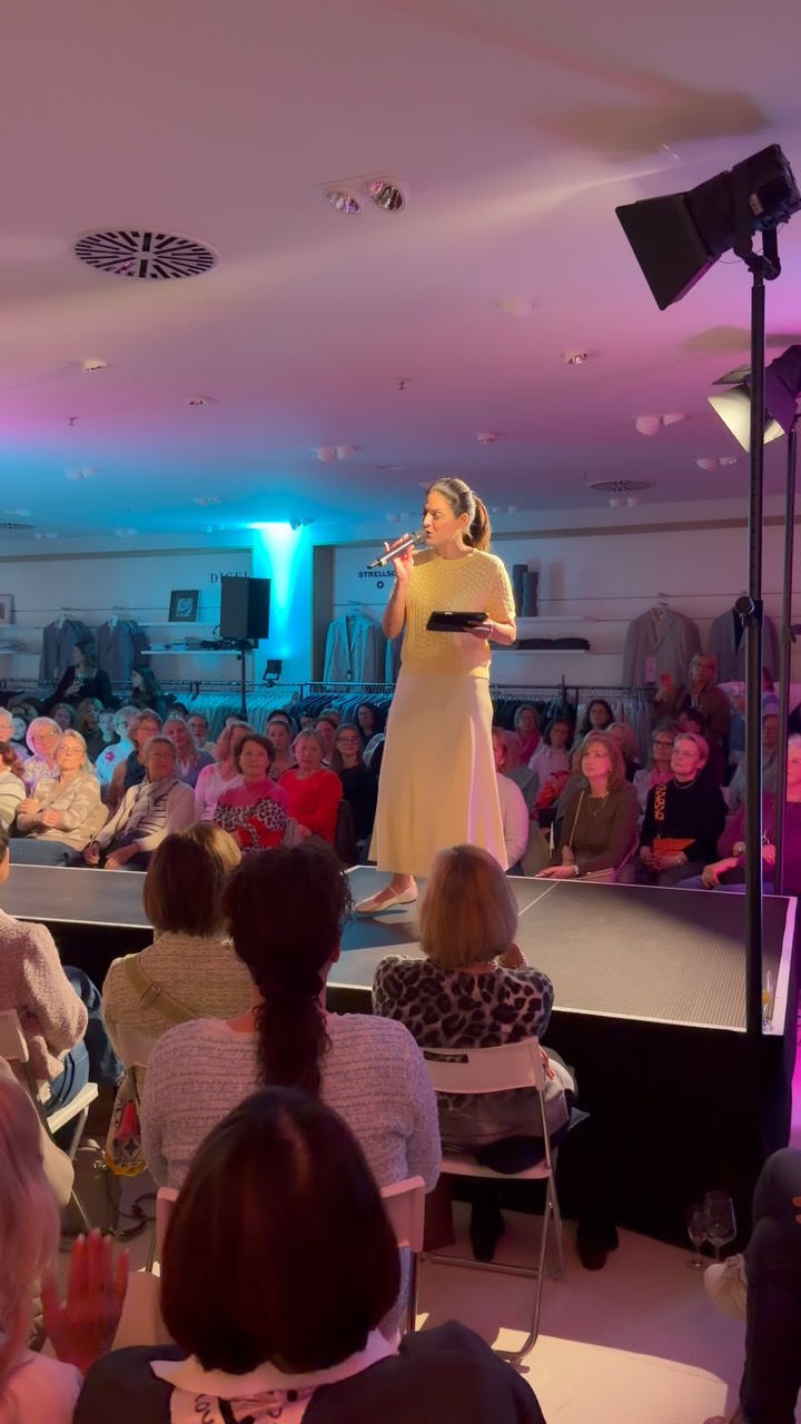 Ladies Night ✨👠 bei ZINSER
Bald heißt es wieder: Licht an, Musik an – und ab auf den Laufsteg. 💃
Ich freue mich jetzt schon auf Mode, tolle Looks, starke Frauen und diese ganz besondere Atmosphäre, die eine Modenschau einfach mit sich bringt. ✨
#LadiesNight #Modenschau #FashionShow #Moderation #BaldGehtsWiederLos