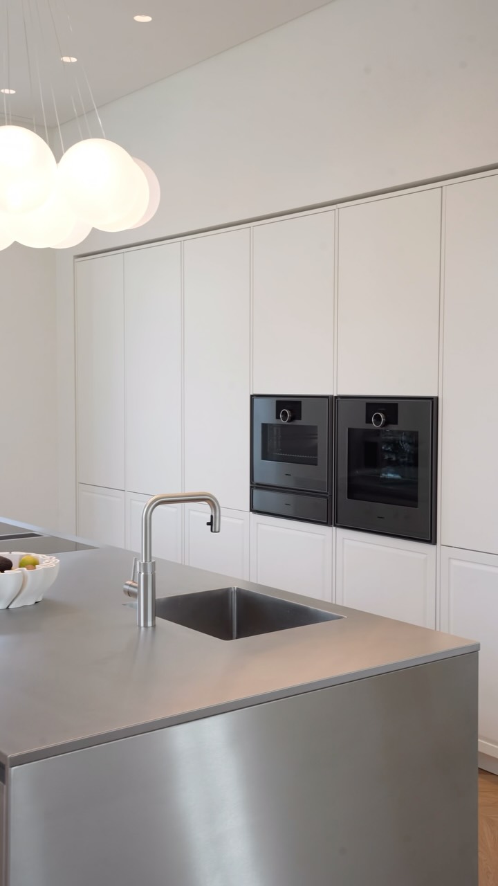 Edelstahl in Perfektion. Diese maßgefertigte Küche vereint zeitloses Design mit innovativer Technik von @gaggenauofficial und @quookerdeutschland