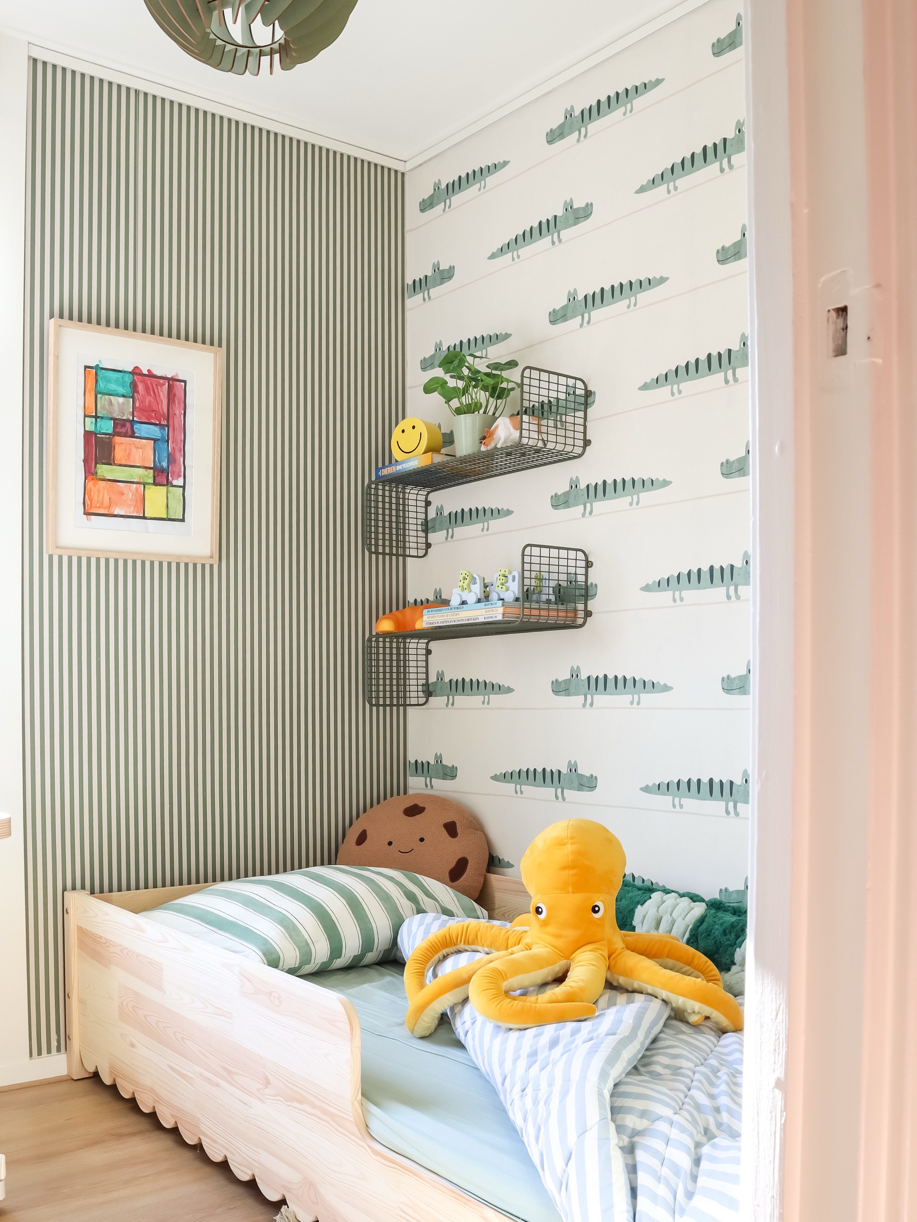 Crocodile spotting! 💚🐊
We’re absolutely obsessed with how @lieks_home brought our Mr. Croco wallpaper to life! A little wild, a lot of playful, and the perfect way to turn a kids’ room into a jungle of imagination. 🌿🐊✨
Because why settle for boring walls when you can have a crocodile crew? 😉