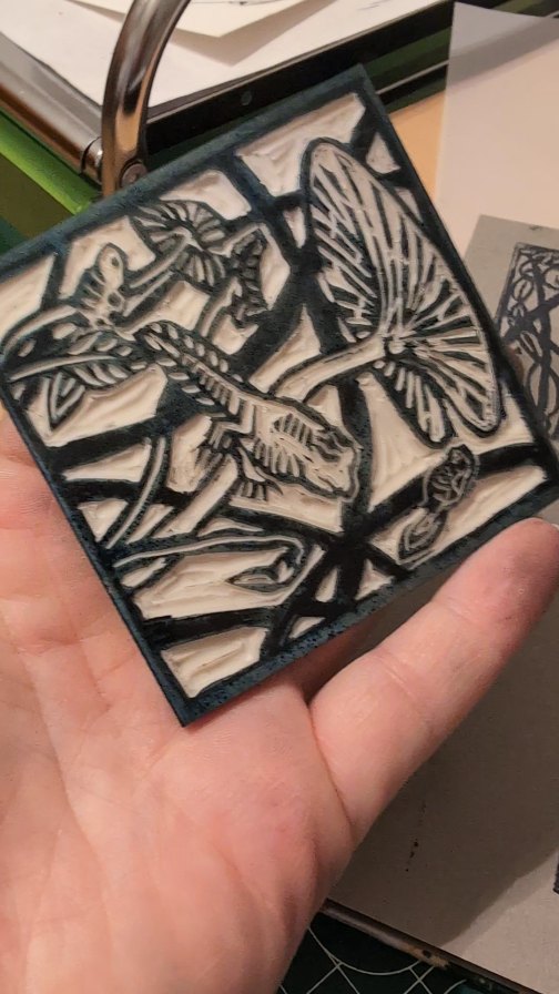 Der zweite Stempel ist gestern noch fertig geworden. Ich war so inspiriert von unserem Museumsbesuch, da musste ich unbedingt noch kreativ werden, hätte zwar lieber direkt vor Ort los skizziert, aber das kommt auch wieder.
Vielleicht kann ich ja meine Käfer noch fertig machen, bevor es nächste Woche ab in den Heimaturlaub geht.
#blockprintart #animalprint #linocut #linolprinting #myownartology