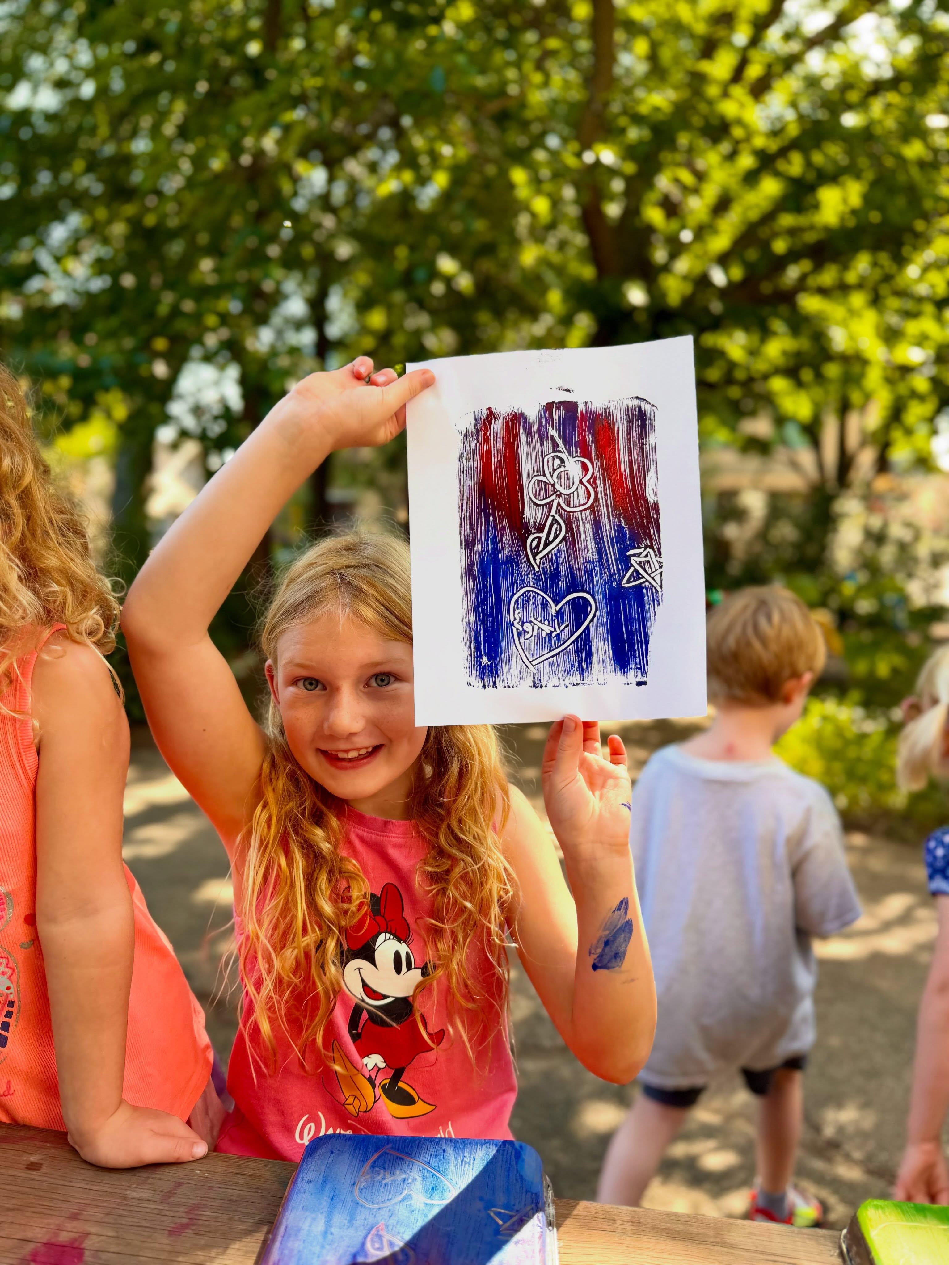 Monoprinting is one of our absolute favorite ways to explore colors, creativity, cultura, fine motor skills, and self-expression. 🎨✨ Through this process art, our peques got to explore las líneas de nazca 🇵🇪 while creating their very own masterpieces!