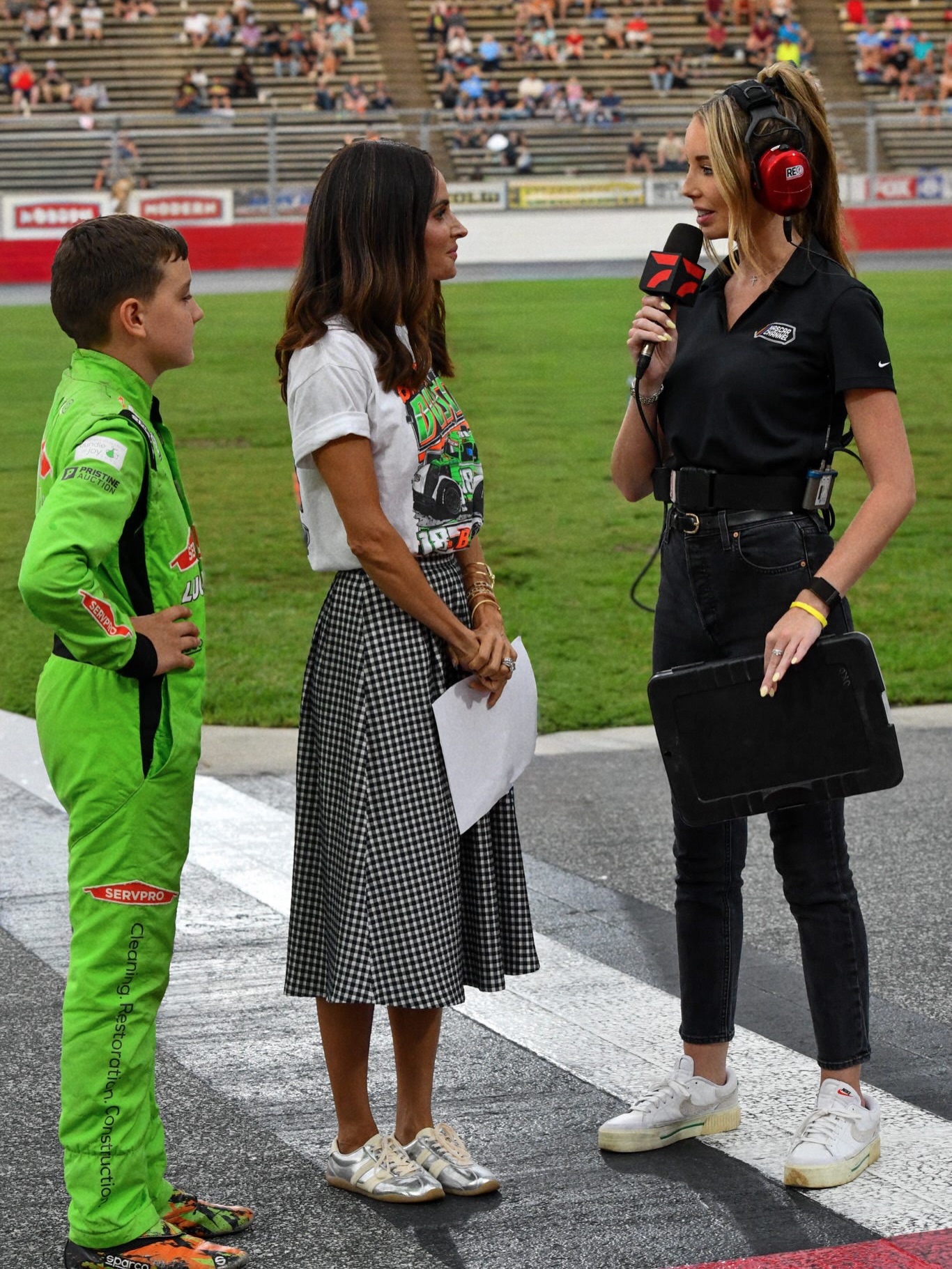 We race on 🖤🏁
Such a special night pit reporting the Kyle Busch Invitational at Bowman Gray Stadium! A night honoring him, supporting the Bundle of Joy Fund, celebrating short track racing & giving the stars of the INEX series a chance to shine at the Madhouse.
Really cool to see Kyle’s vision come to life and be a small part of a night celebrating the grassroots of our sport.
#bowmangray #racing #shorttrackracing #sportsreporter