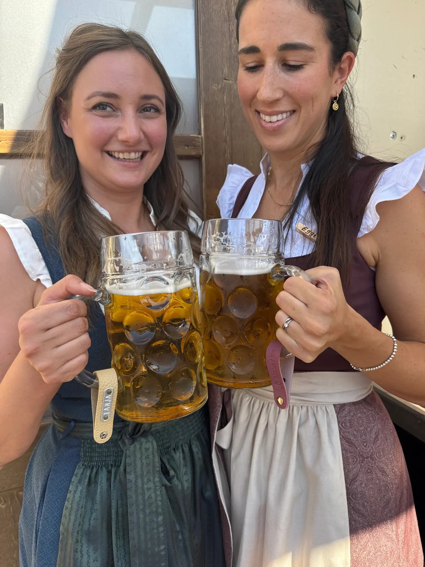 Dirndl an, Maß in der Hand und das schönste Lächeln im Gesicht. Die Wiesnzeit darf kommen. Wer ist dieses Jahr auch dabei? 🍻
#Wiesnzeit #Oktoberfest #DirndlLiebe #NessisManufactur