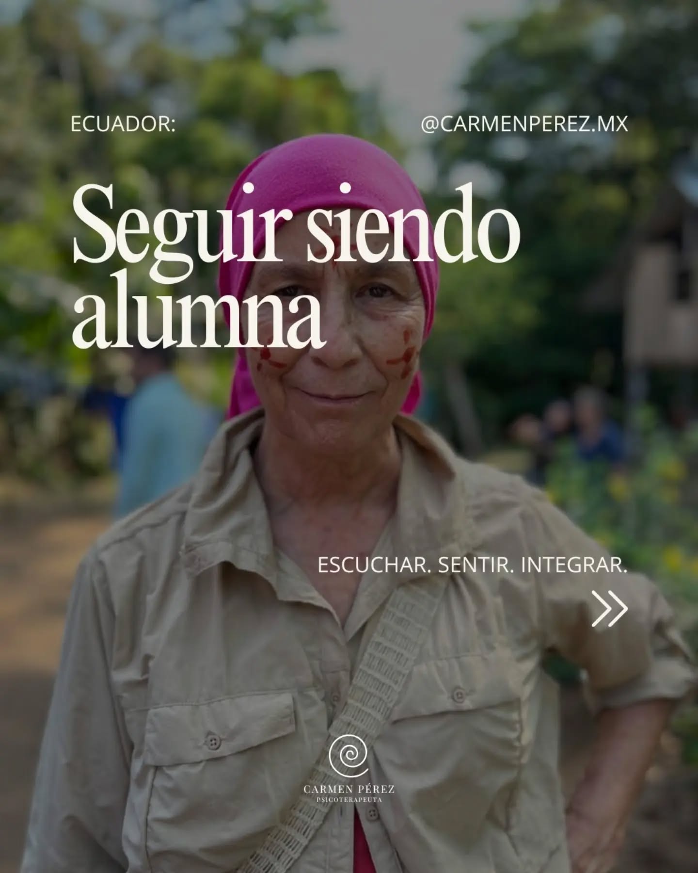 Fueron días de selva, ríos, ceremonias, cuerpo, silencio y escucha.
Algunas experiencias trajeron comprensiones muy claras.
Otras sucedieron en un territorio mucho menos explicable, profundamente corporal. No había imágenes ni respuestas, y sin embargo, algo parecía estar moviéndose.
Para mí, también ahí está una parte importante del aprendizaje.
Como terapeuta, continuar acercándome a estas tradiciones y a los estados expandidos de conciencia significa seguir ampliando mi comprensión, pero también profundizar en la responsabilidad con la que acompaño a las personas que confían en mí.
Mi intención no es apropiarme de estas tradiciones ni reproducirlas.
Es acercarme con respeto.
Aprender de quienes las han recibido y sostenido durante generaciones.
Y continuar preparándome como terapeuta y como ser humano.
Después de tantos años acompañando procesos humanos, sigo creyendo que una parte esencial de nuestro trabajo es permanecer disponibles para aprender.
La Amazonía volvió a recordármelo.
Hay conocimientos que estudiamos.
Y hay otros ante los que necesitamos aprender a escuchar.
¿Qué estás aprendiendo hoy que no podrías haber aprendido solamente desde los libros?
#CarmenPerez #EstadosExpandidosDeConciencia #TrabajoInterior #SabiduriaAncestral #Psicoterapia