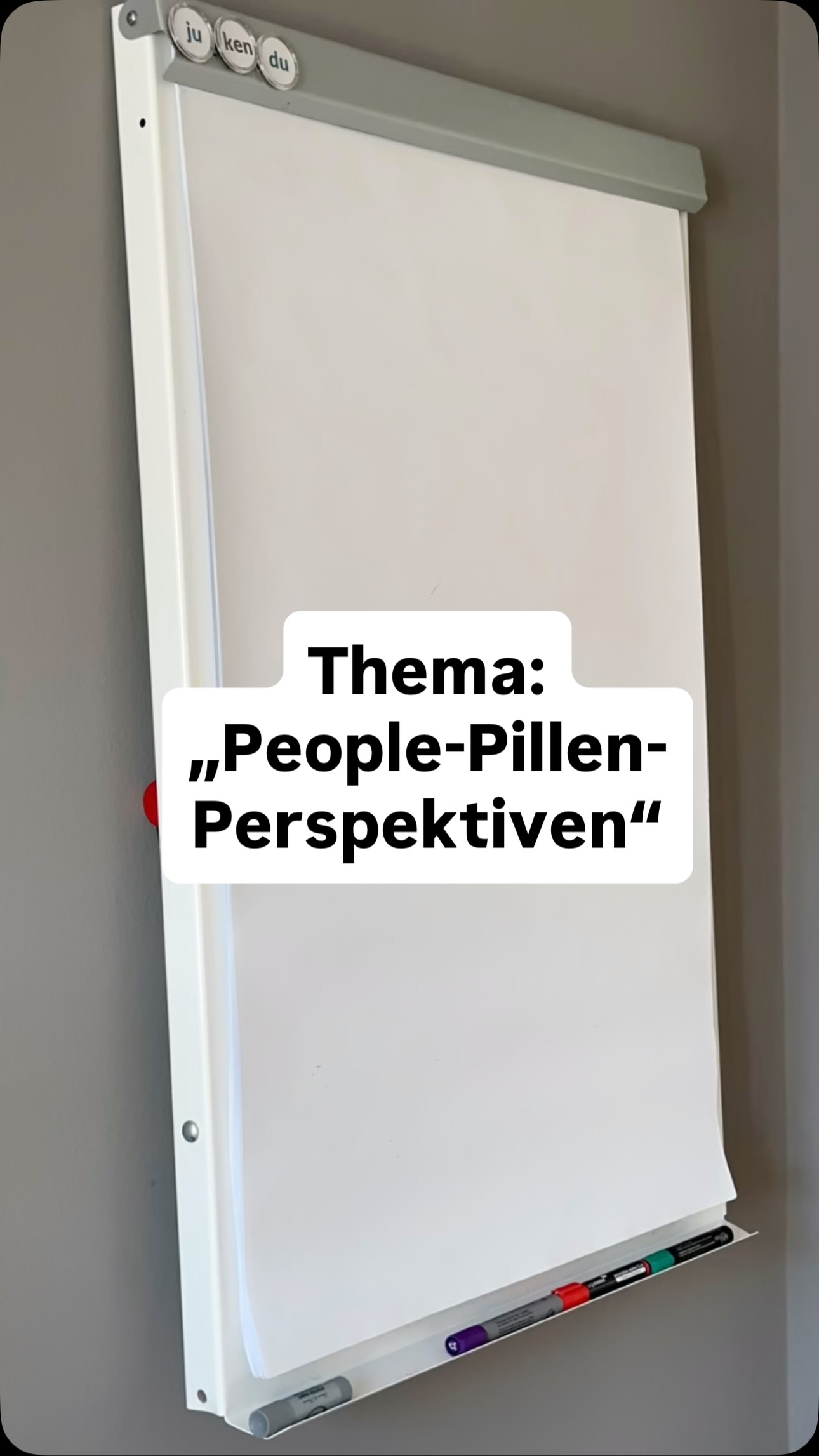 Für mich ist gute Beratung viel mehr als nur eine Empfehlung. Es geht darum, Menschen wirklich zu verstehen, Sicherheit zu geben und Vertrauen aufzubauen.
Genau daran arbeite ich mit Apothekenteams in meinen Trainings: Fachwissen so zu kommunizieren, dass es beim Gegenüber ankommt – authentisch, verständlich und mit Persönlichkeit.
Hier entsteht für mich der Unterschied: Beratung, die nicht nur informiert, sondern verbindet und in Erinnerung bleibt.
People. Pillen. Perspektiven. – Beratung, die wirkt!
Freu mich auf die Teilnehmer🤩
#apotheke #beratung #kommunikation
#flipchart #jukendu