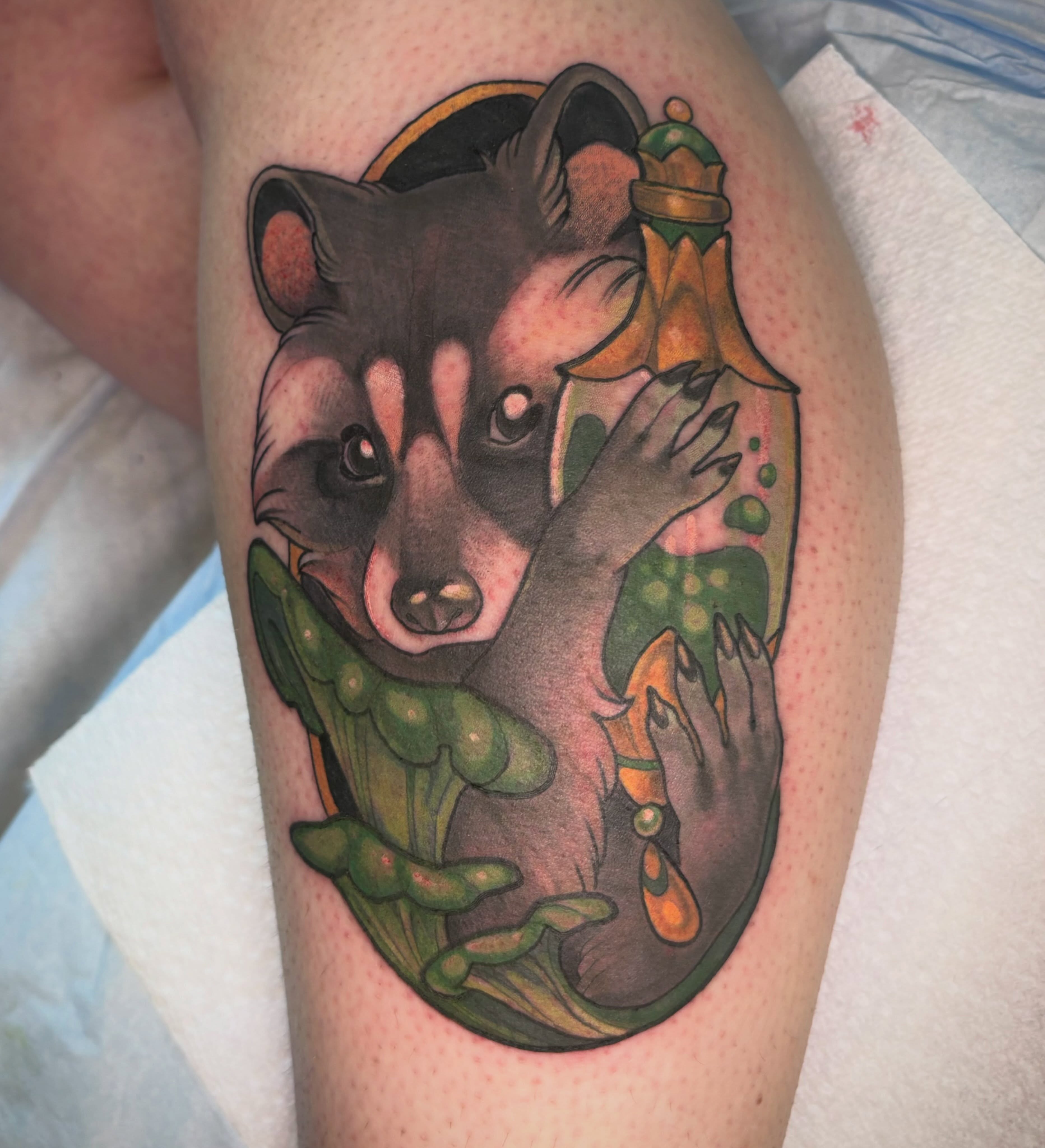 What’s he got in there? 🦝 🧪
#tattoo #raccoontattoo #illustrativetattoo #kentuckytattooer #animaltattoo