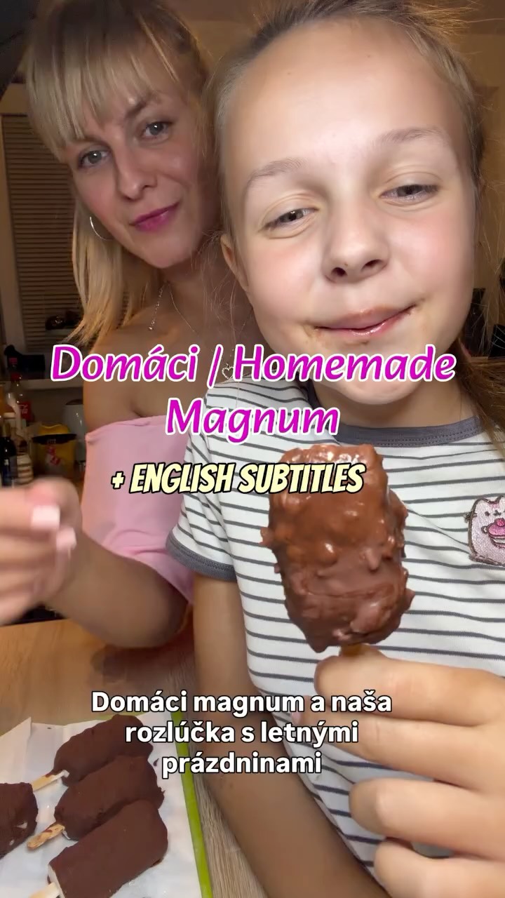 ☀️ Posledný deň letných prázdnin si zaslúži sladkú bodku.
Dnes sme si preto s Vanessou pripravili videorecept na naše domáce Magnumy - samozrejme, PKU friendly. 🍦🤎
Na základ potrebujete:
• 200 ml mlieka
• 210 ml smotany na šľahanie (sladená)- napr Vitala od @rajo_slovensko
• 1 poriadnu PL kukuričného škrobu
My sme pridali karamel, ale ten je úplne voliteľný - pokojne ho môžete vymeniť napríklad za lesné ovocie, ak máte radšej ovocnú verziu. A nakoniec už len obaliť v čokoláde. 🤎
Tak si s nami pripravte poslednú letnú sladkosť a dajme letu jedno sladké goodbye. ☀️🍦
📖 Recept nájdete aj v slovenskej verzii knihy PKU Magic: Kúzla na tanieri na strane 174.
🇬🇧 ☀️ The last day of the summer holidays deserves a sweet ending.
So today, Vanessa and I made a video recipe for our homemade Magnums -
PKU friendly, of course. 🍦🤎
For the base, you’ll need:
• 200 ml milk
• 210 ml whipping cream (sweetened)
• 1 heaped tbsp corn starch
We added caramel, but it’s completely optional - you can easily swap it for berries if you prefer a fruity version. And finally, just coat them in chocolate. 🤎
Make one last summer treat with us and let’s give summer one sweet goodbye. ☀️🍦
#homemade #magnum #icecream #goodbyesummer #sweettreat