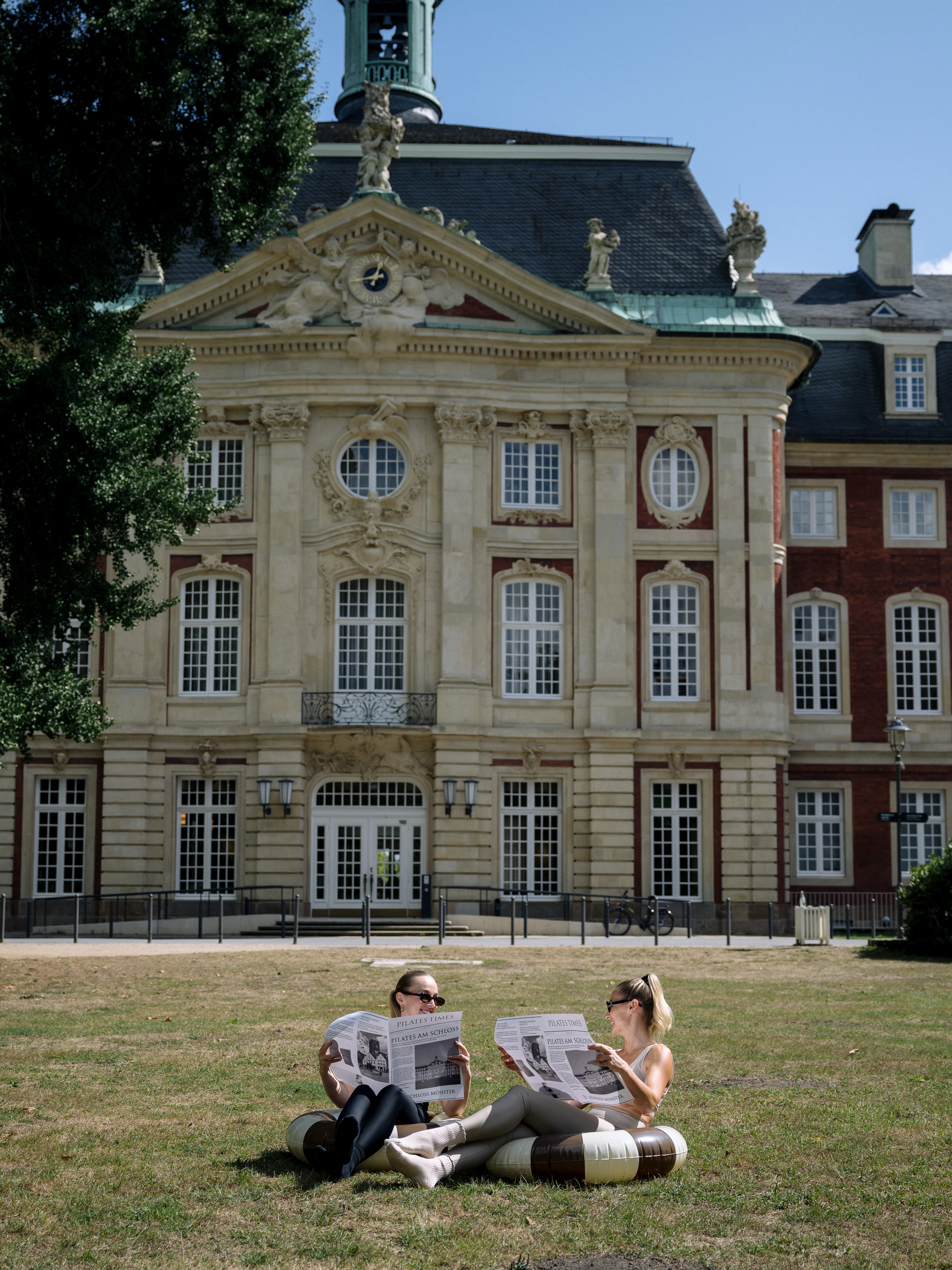 Pilates, frische Luft und eine der schönsten Kulissen Münsters: Am Samstag, 12.09. bringen wir Pilates zum Schlossplatz! Es erwartet dich eine Pilates Matten Session direkt vor dem Schloss - inklusive Goodie Bag.
Tickets via Vela App und Website buchbar! 🏃♀️