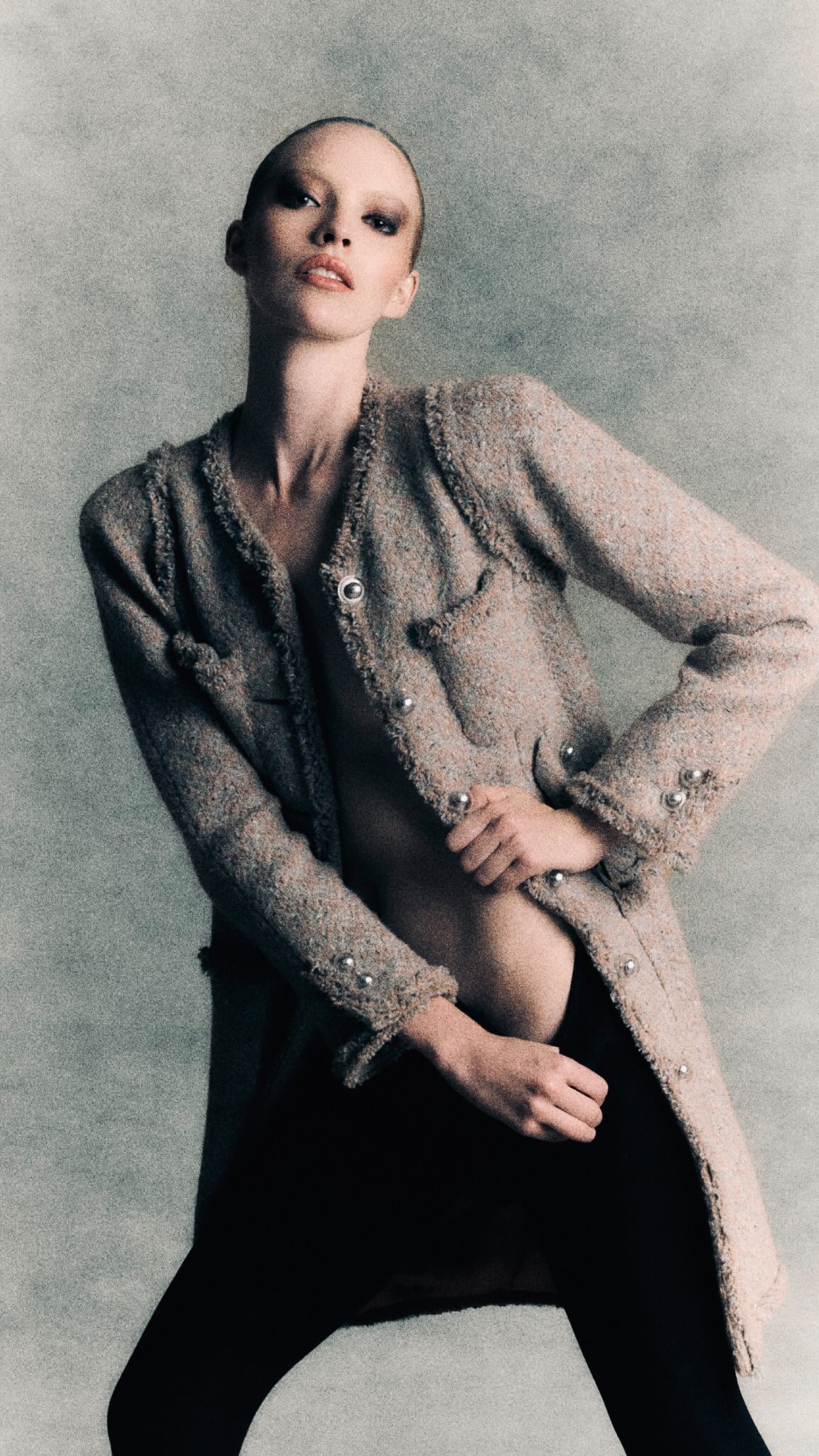 #TheModelsIssue #FallCollections - Para esta nueva serie de portadas de HAUNTED, reunimos a cuatro modelos mexicanas que han sido parte importante de nuestro recorrido a lo largo de los años. Mujeres con las que hemos coincidido, trabajado y compartido momentos en el pasado y que hoy forman parte de nuestra historia. Conocimos a @ale__velazco al inicio de su carrera y hoy es una de las figuras más importantes del modelaje en México. Su curiosidad, cultura y entrega convierten cada proyecto en una nueva forma de expresión. Esta portada celebra también una relación que, como ella, sigue evolucionando.
Film @diegosotomayoor #Hauntedmag