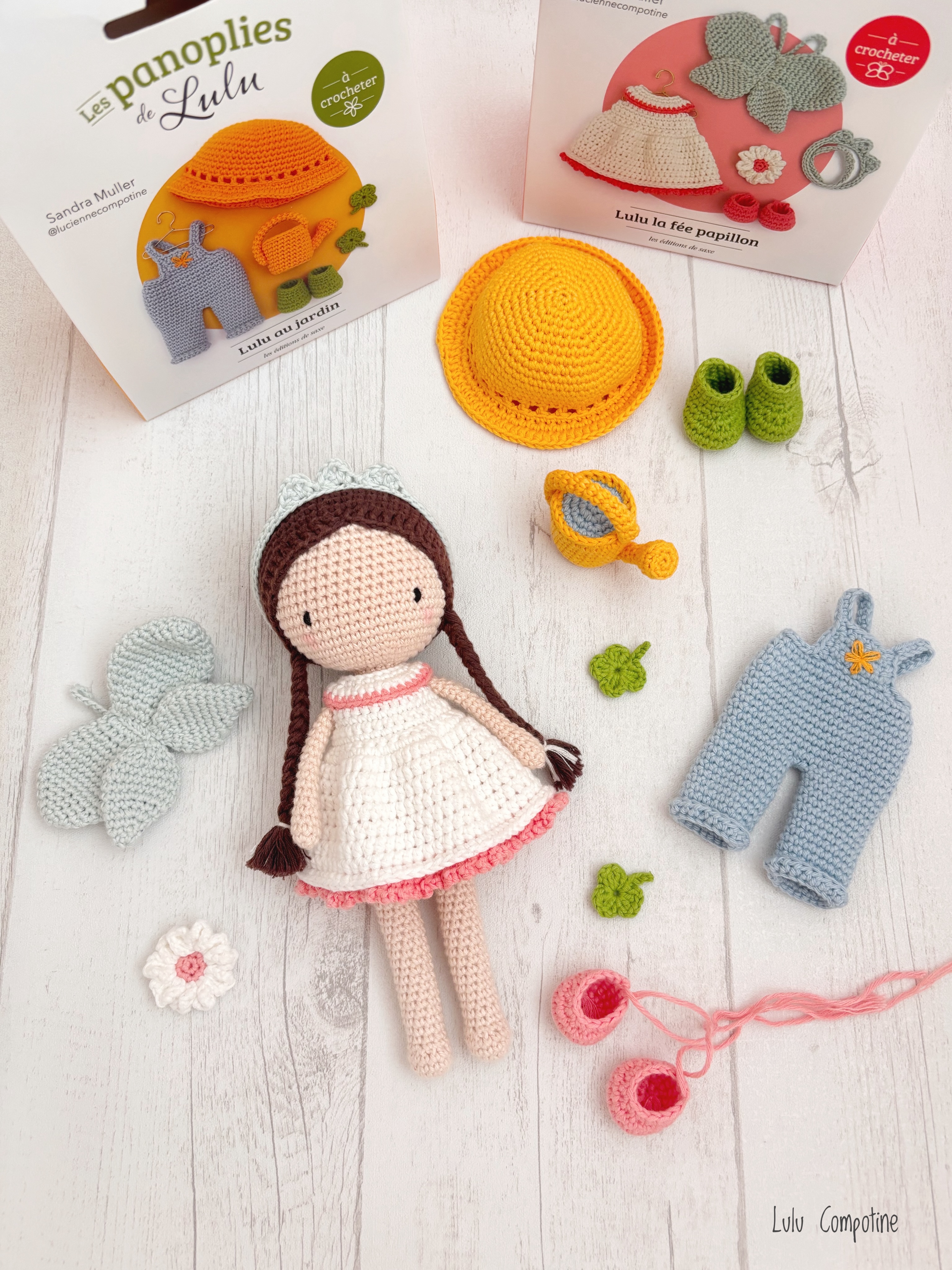 Concours terminé ! Bravo à @manouvalou qui remporte les deux panoplies ✨
Le petit CONCOURS de fin de vacances que je vous avais promis !
Avant de revêtir ses nouvelles tenues de la rentrée, ma petite Lulu papillonne et jardine sous le soleil pour profiter à fond des derniers jours de vacances !
Je vous propose donc de remporter ce lot de 2 panoplies estivales !
✔️ Pour participer, il vous suffit de :
- suivre les comptes @les_editions_de_saxe et @luciennecompotine
- inviter un ami en commentaire à participer
- me dire quelle nouvelle tenue vous imaginez pour Lulu
- liker ce post
Le tirage au sort aura lieu vendredi 28 dans la soirée !
Concours réservé à la France métropolitaine.
Bonne chance à tous 🍀
#lulucompotine #lespoupeesdeluluaucrochet #poupeecrochet #crochetdolls